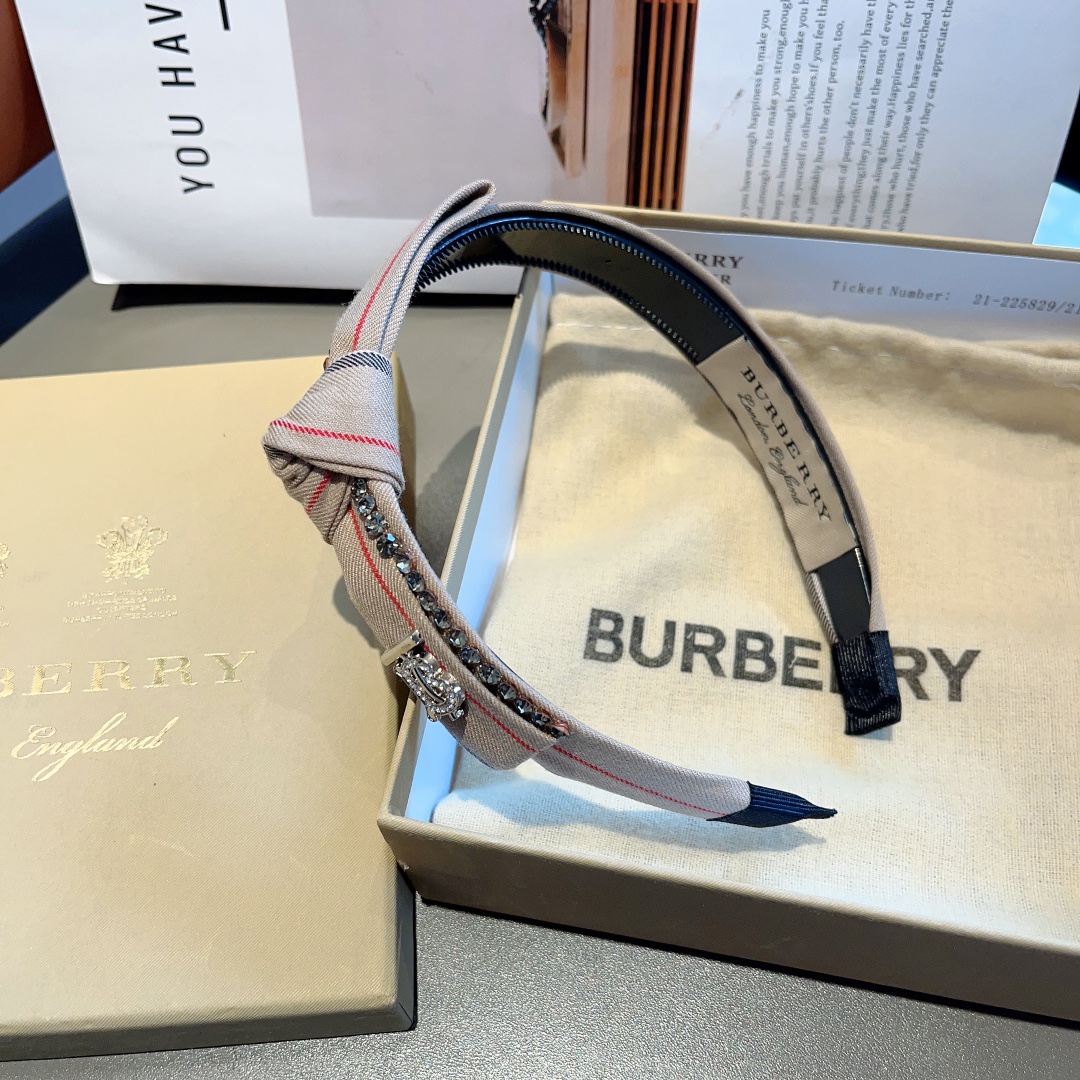 配包装巴宝莉BURBERRY新款高版本蝴蝶结发箍客供面料细节全部实拍！非常耐看又百搭适合各种场合搭配！