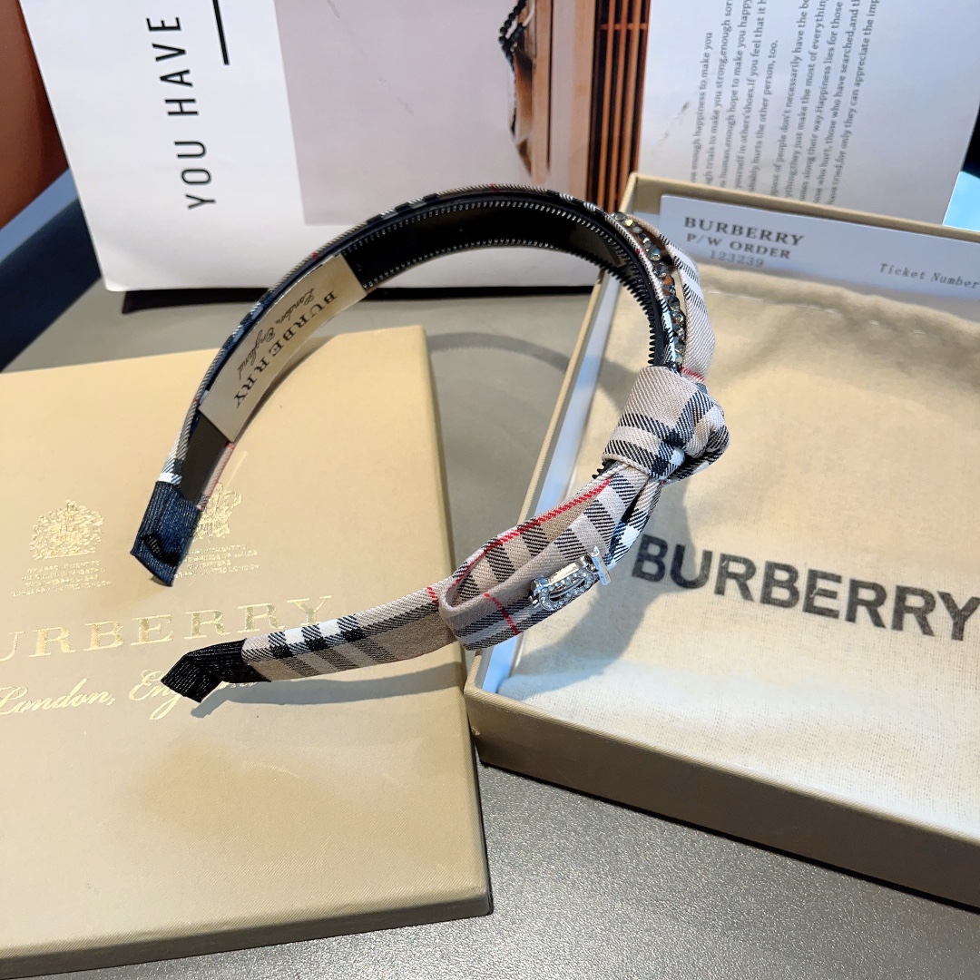 配包装巴宝莉BURBERRY新款高版本蝴蝶结发箍客供面料细节全部实拍！非常耐看又百搭适合各种场合搭配！