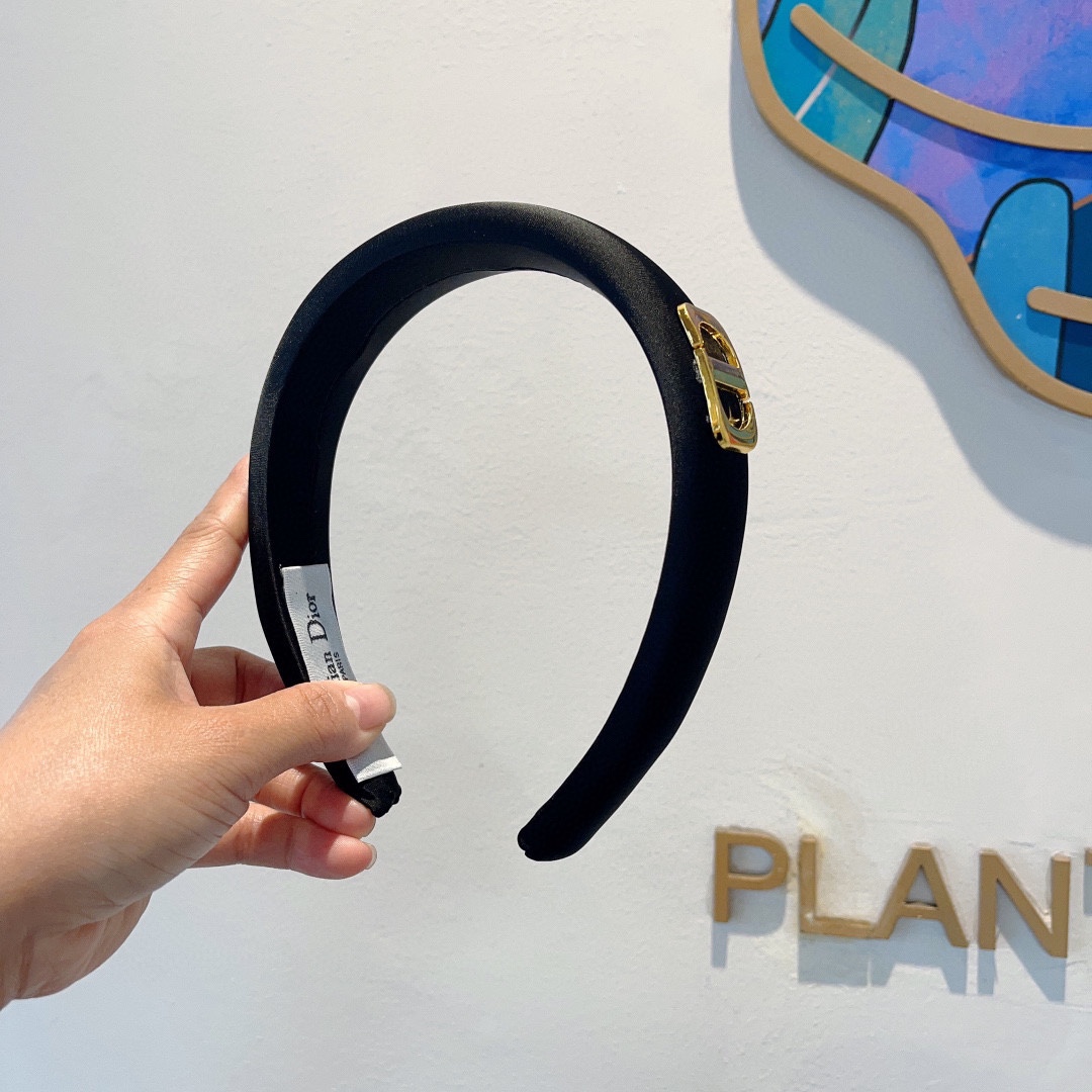 NO:279807,Packaging Dior (Dior) New wide-edge high-quality headband, Internet celebrity hot-slip headband, let your charm bloom, the fresh ladylike style makes fashion simpler. Hair accessories, hairpins, dior, dior, hairpins19860909配包装 Dior（迪奥） 新款宽边高级感大牌发箍, 网红爆款防滑头箍、让你的魅力绽放 清新淑女范让时尚更简单.发饰,发夹,dior,dior,hairpins,accessory