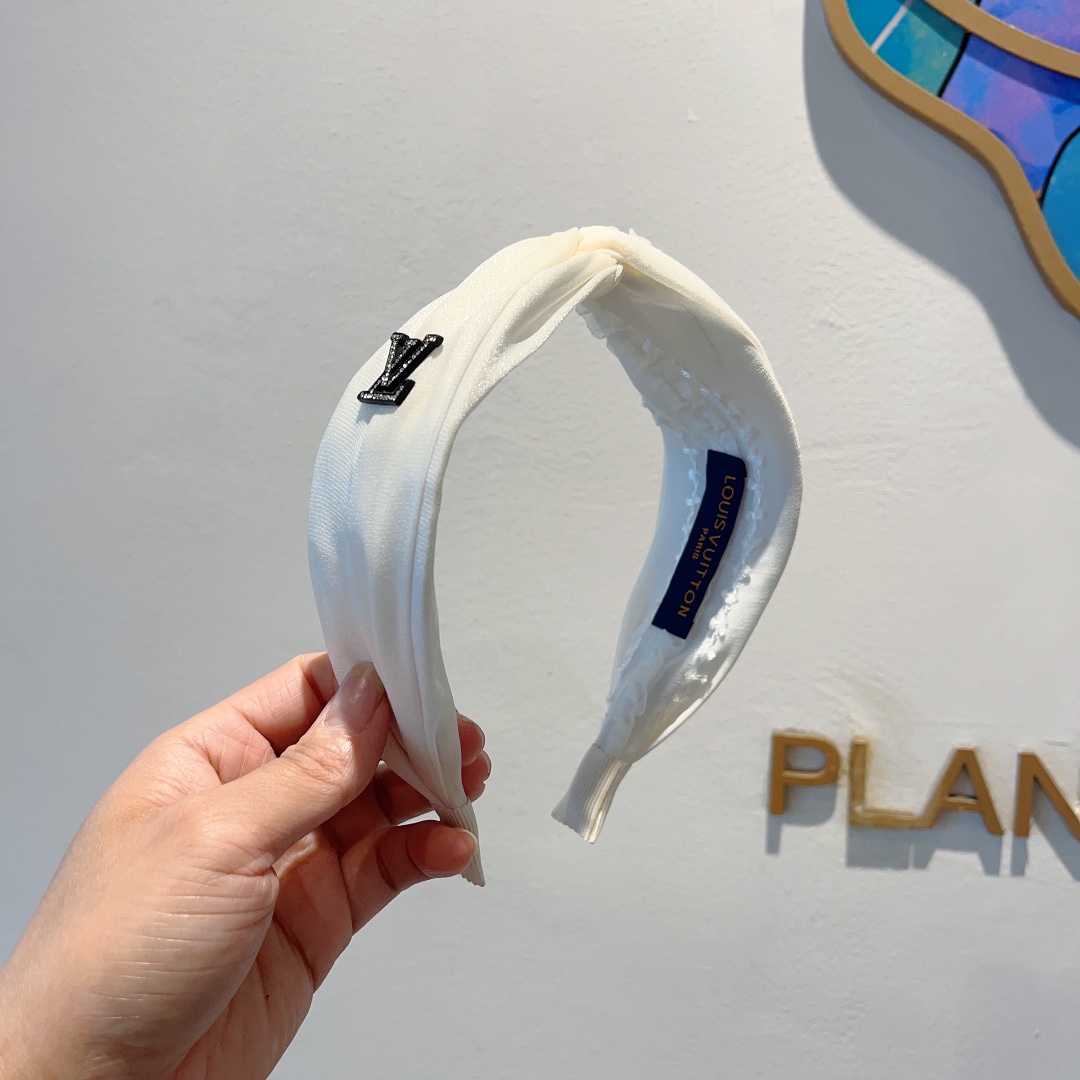 NO:279812,Packaging LV Louis Vuitton is popular with new wide version of headbands, fashionable headbands, the latest styles of the counter are coming to be fashionable and versatile, and goddess must enter!  hair accessories, hairpins, louis vuitton, louis vuitton, hairpins19860909配包装 LV 路易威登 火爆新款宽版发箍,时尚头箍,专柜最最新款来袭时尚百搭,女神必入 ！发饰,发夹,louis vuitton,louis vuitton,hairpins,accessory