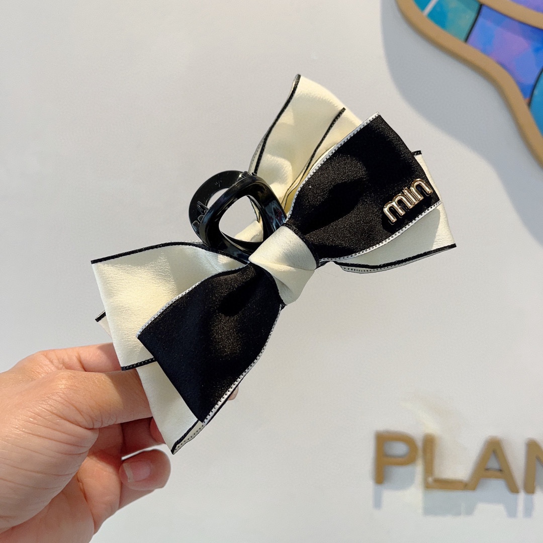 NO:279822,Packaging: Miumiu (Miao Miu) new retro clip, duck-billed clip, classic letter logo, super exquisite, it will be amazing when you turn pictures!  Counter shipping and hairpins, miumiu, hairpins19860909配包装 miumiu（缪缪）新款复古抓夹 鸭嘴夹发夹,经典字母logo, 超精致,转图必爆哈！专柜出货发饰,发夹,miumiu,hairpins,accessory