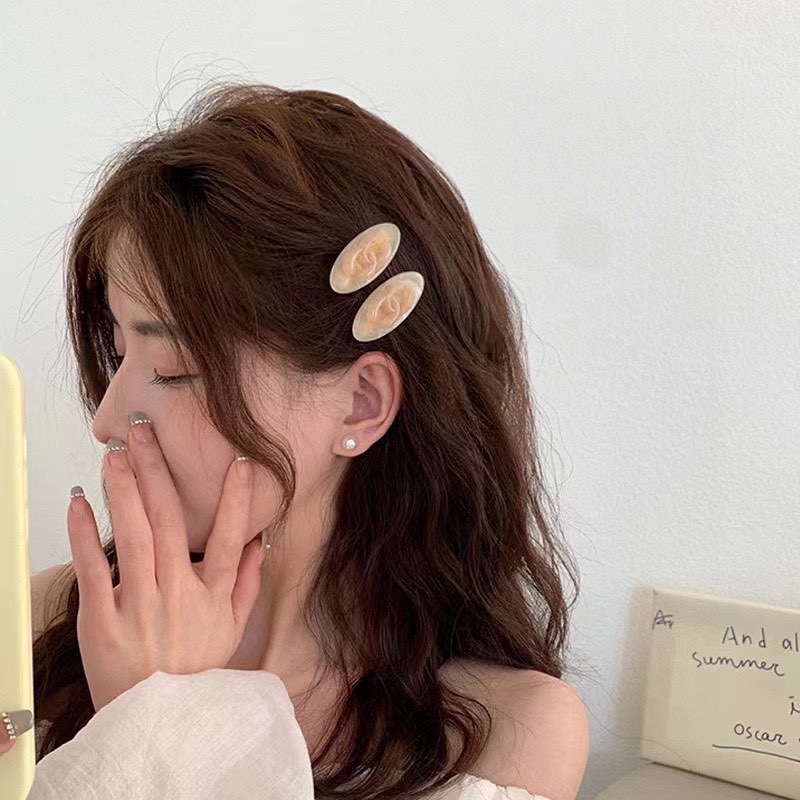 NO:280094,Packaging (one pair) CHANEL (Chanel) Candy color new sweet BB clip, classic letter logo edge clip bang clip hair accessories, high-end Japanese and Korean fantasy girl simple and versatile!  Hair accessories, hairpins, chanel, chanel, hairpins19860909配包装（一对） CHANEL（香奈儿） 糖果色新款甜美BB夹、经典字母logo边夹刘海夹发饰, 高级感日韩幻彩少女简约百搭款！发饰,发夹,chanel,chanel,hairpins,accessory