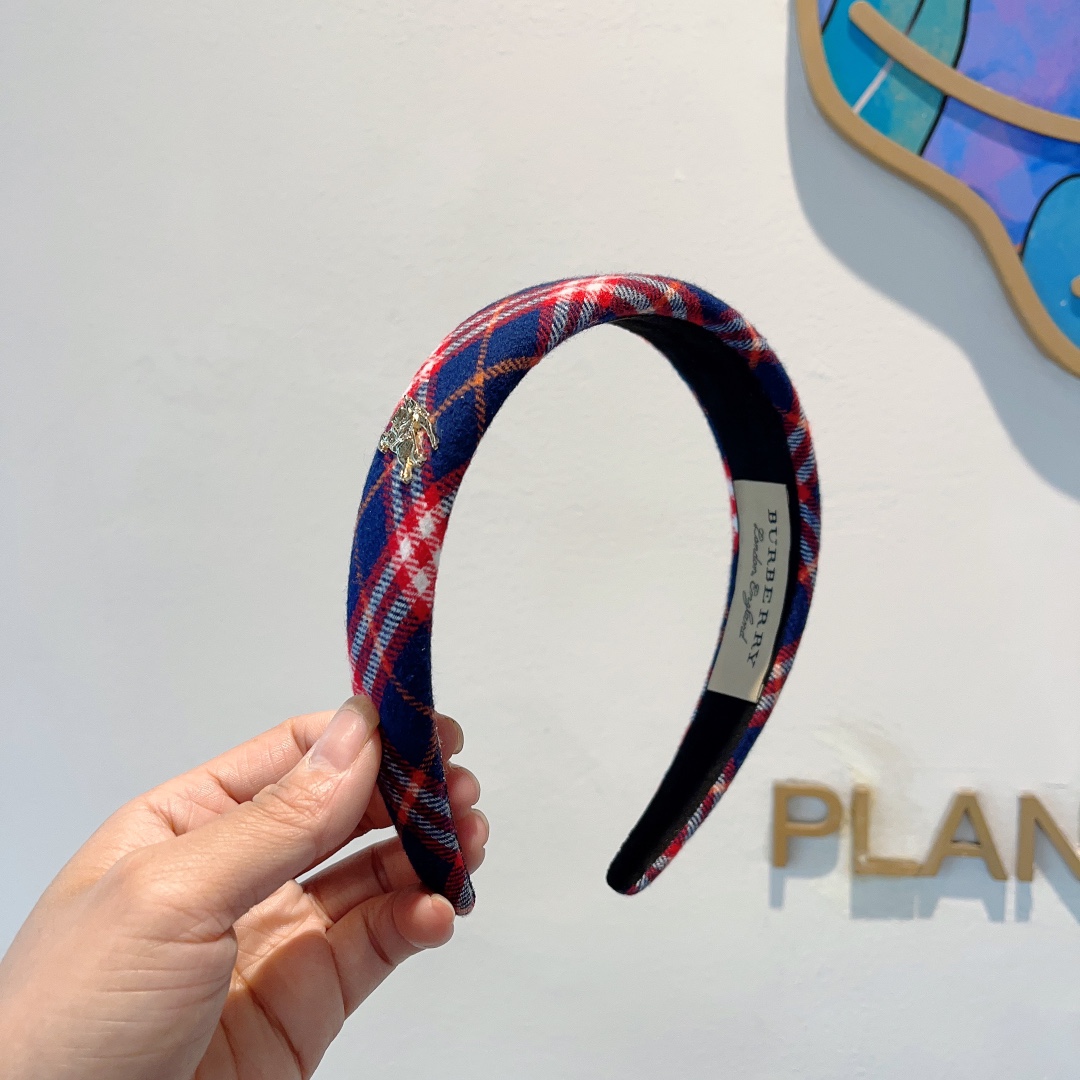 NO:280099,Packaging Burberry BURBERRY new headband, customer-supplied fabric, all the details are shot!  Very pleasing and versatile, suitable for various occasions!  Hair accessories, hairpins, burberry, burberry, hairpins19860909配包装 巴宝莉BURBERRY 新款发箍,客供面料 细节全部实拍！非常耐看又百搭、适合各种场合搭配！发饰,发夹,burberry,burberry,hairpins,accessory