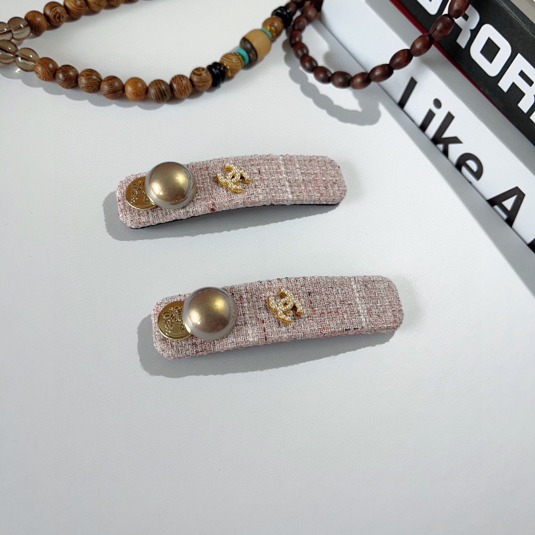 NO:280104,Packaging (one pair) CHANEL (Chanel) New small fragrance pearl BB clip, classic letter logo edge clip bang clip hair accessories, high-end Japanese and Korean fantasy girl simple and versatile style!  Hair accessories, hairpins, chanel, chanel, hairpins19860909配包装（一对） CHANEL（香奈儿） 新款小香风珍珠BB夹、经典字母logo边夹刘海夹发饰, 高级感日韩幻彩少女简约百搭款！发饰,发夹,chanel,chanel,hairpins,accessory