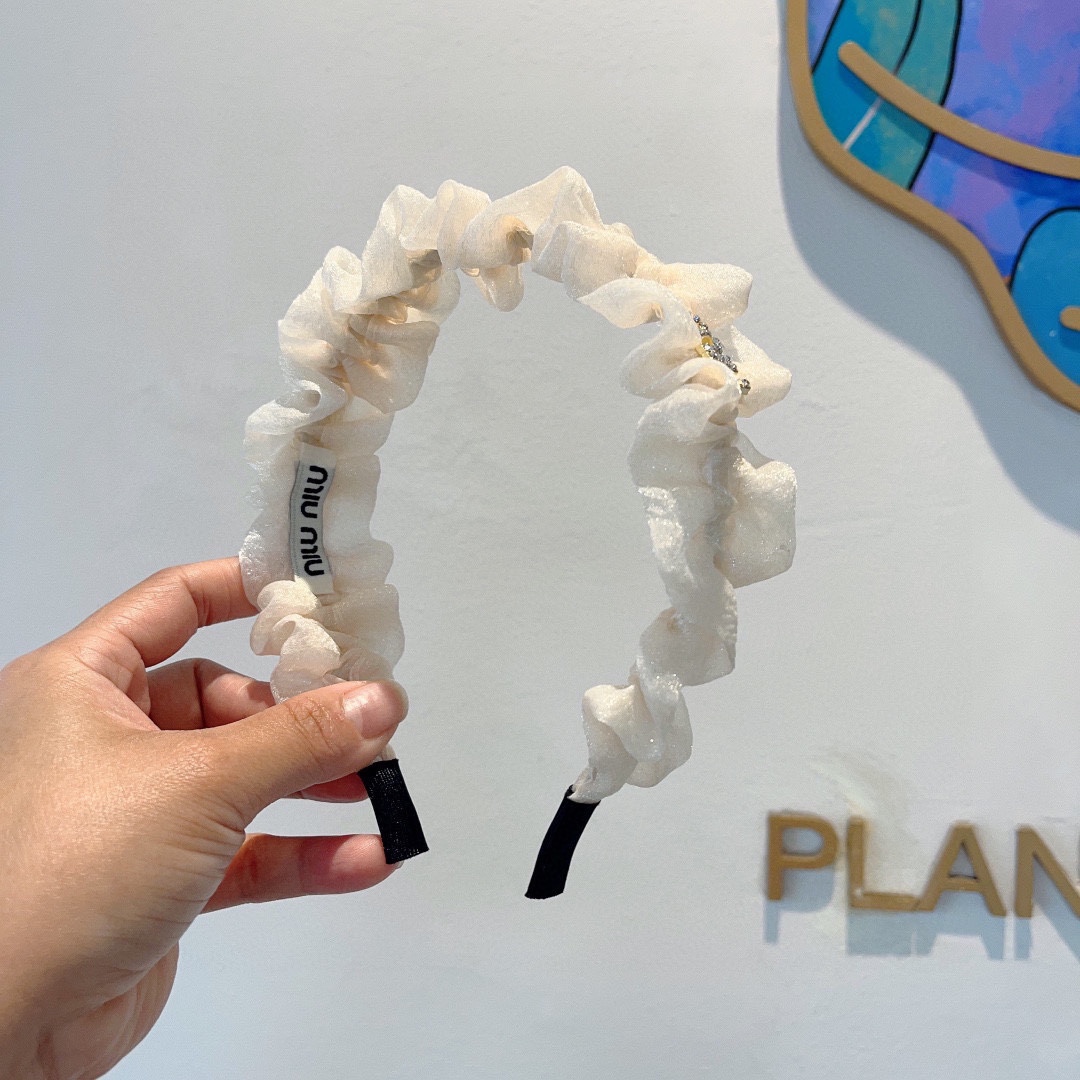 NO:280138,Packaging miumiu new Korean version of mesh pleated letter headband, all the details are shot!  Rhinestone special fabrics are very textured, classic and timeless, hairpins, miumiu, hairpins19860909配包装 miumiu 缪缪 新款韩版网纱褶皱字母发箍,细节全部实拍！水钻特制面料非常显质感、经典而又永不过时发饰,发夹,miumiu,hairpins,accessory