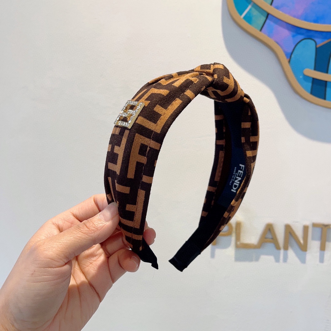 NO:280144,Packaging FENDI new style of fashionable big-brand headband in the middle, wide version of original single product, simple and versatile, a must-have for trendy women, super high-end!  Hair accessories, hairpins, fendi, fendi, hairpins19860909配包装 FENDI 芬迪 新款中间结洋气大牌范儿发箍,宽版原单货, 简约百搭,潮女必备品,超级的高大上！发饰,发夹,fendi,fendi,hairpins,accessory