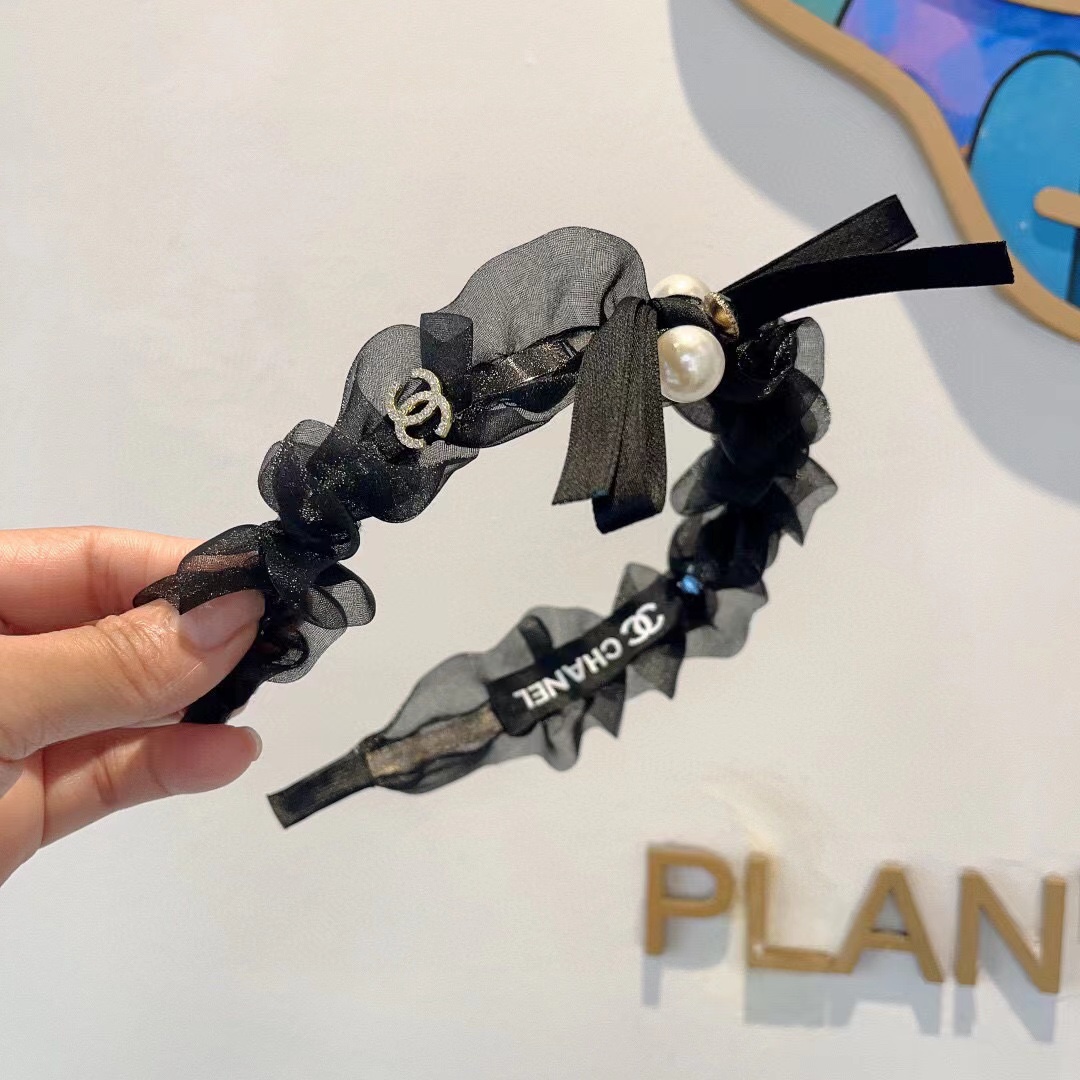 NO:280139,Packaging CHANEL's latest small fragrant headband, new product huge face-showing small headband, popular internet celebrity products, paired with high-end dual C logo, super exquisite, fashionable and versatile!  Hair accessories, hairpins, chanel, chanel, hairpins19860909配包装 CHANEL（香奈儿）最新款小香发箍,新品巨显脸小头箍,网红爆款推荐 搭配高端双Ｃlogo ,超精致时尚百搭！发饰,发夹,chanel,chanel,hairpins,accessory