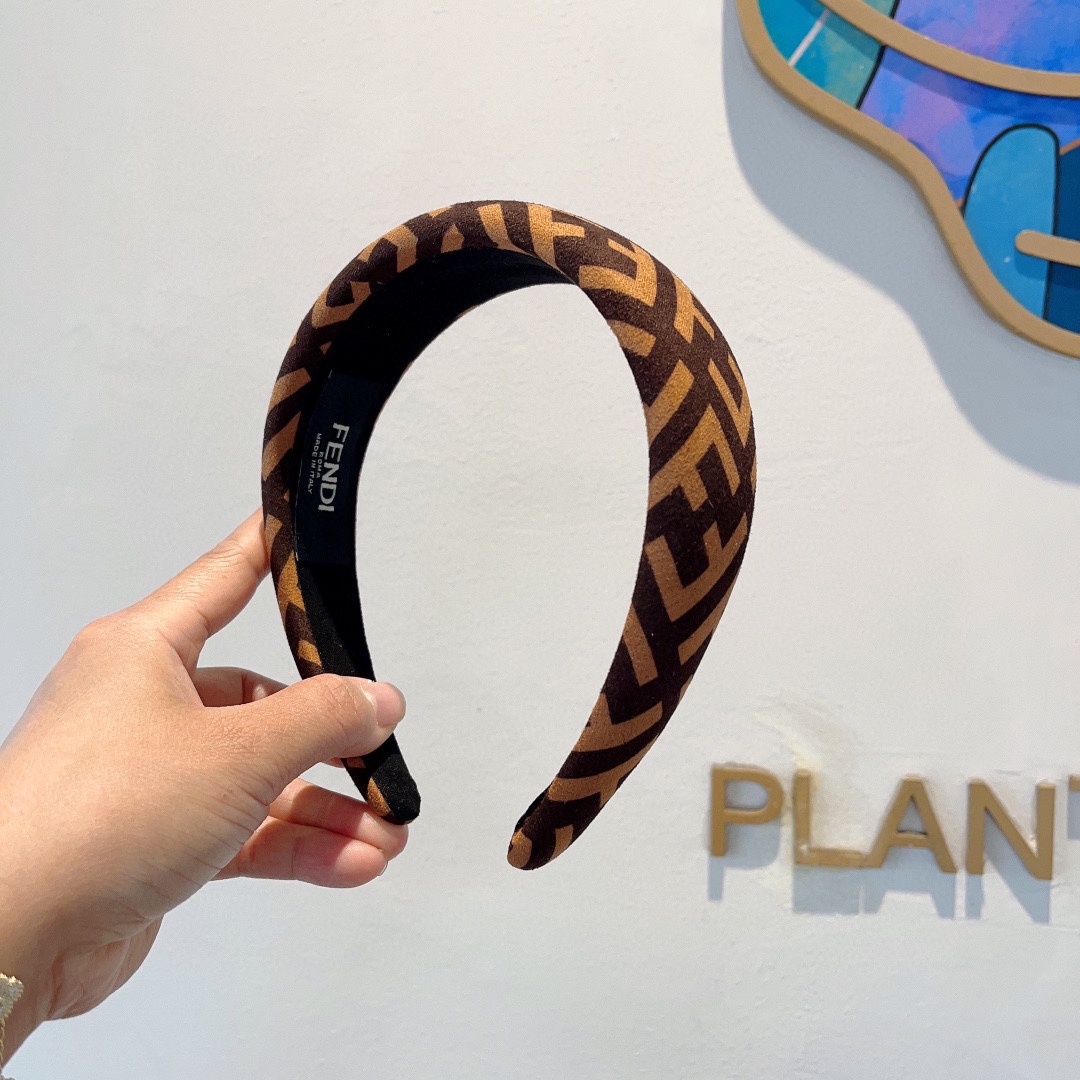 NO:280356,Packaging FENDI Popular new headband, wide version original single product, simple and versatile, trendy women's essentials, super high-end!  Hair accessories, hairpins, fendi, fendi, hairpins19860909配包装 FENDI 芬迪 火爆新款发箍,宽版原单货, 简约百搭,潮女必备品,超级的高大上！发饰,发夹,fendi,fendi,hairpins,accessory