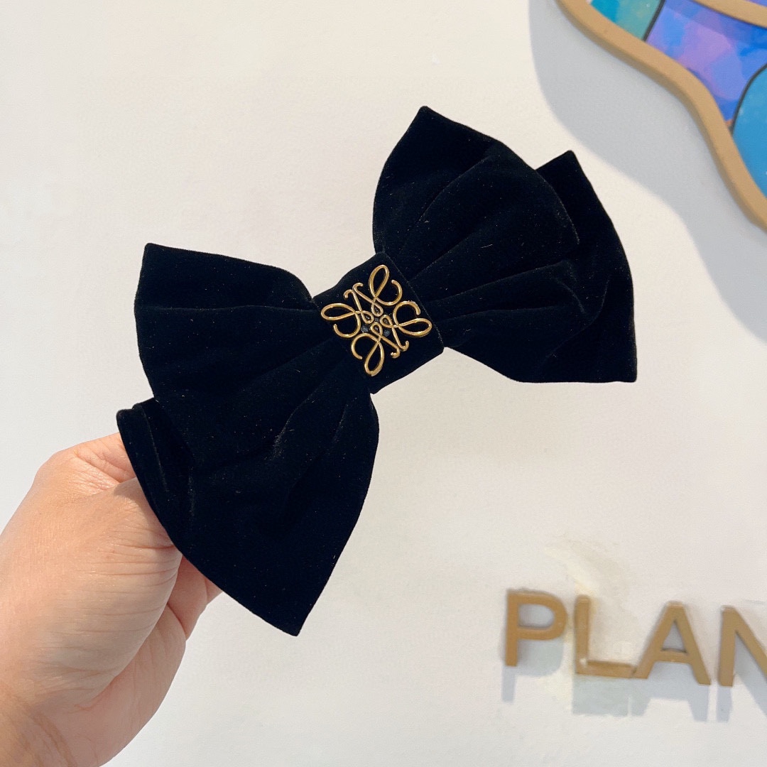 NO:280388,Packaging LOEWE new flocked hair clip, classic letters large bow spring clip, super exquisite, it will be awesome when you turn pictures!  Counter shipping and hairpins, loewe, loewe, hairpins19860909配包装 LOEWE 罗意威 新款植绒发夹,经典字母大蝴蝶结弹簧夹, 超精致,转图必爆哈！专柜出货发饰,发夹,loewe,loewe,hairpins,accessory