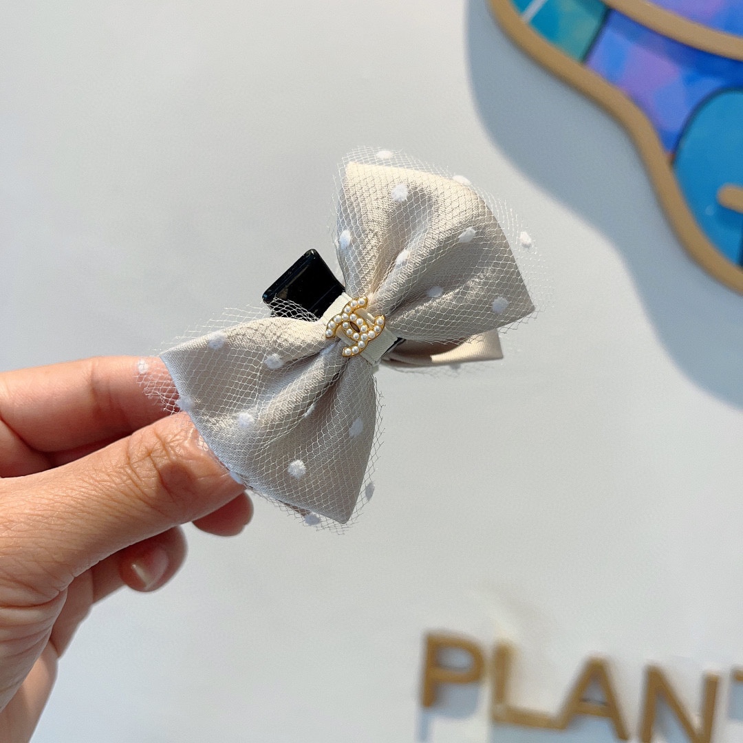 NO:280370,Packaging (one pair) CHANEL (Chanel) New European and American mini polka dot clips, same style as celebrities. A must-have item for goddesses, very versatile, fashionable hairpins, wear it with a full of tall and tall hairpins. Hair accessories, hairpins, chanel, chanel, hairpins19860909配包装（一对） CHANEL（香奈儿） 欧美新款迷你波点抓夹,明星同款 女神必备单品,非常百搭,时尚发夹, 戴上它满满的高大上.发饰,发夹,chanel,chanel,hairpins,accessory