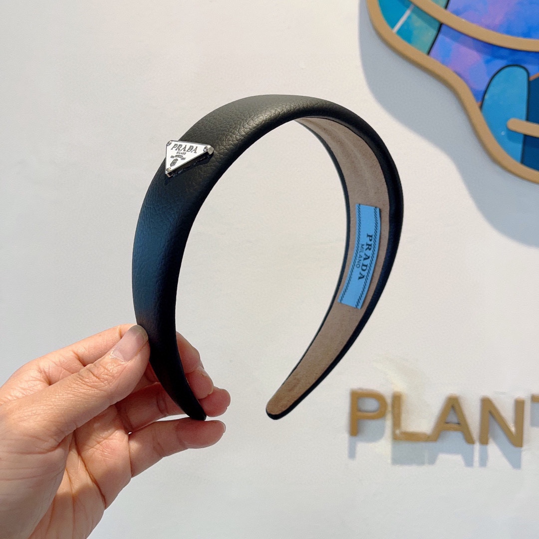 NO:280325,Packaging PRADA (Prada) Inverted triangle new trendy sheepskin headband. A must-have item for temperament goddess, a fashionable and versatile headband, wear it full of tallness. Hair accessories, hairpins, prada, prada, sheepskin, hairpins19860909配包装 PRADA（普拉达） 倒三角新款潮流羊皮发箍.气质女神必备单品,时尚百搭款头箍,戴上它满满的高大上.发饰,发夹,prada,prada,sheepskin,hairpins,accessory