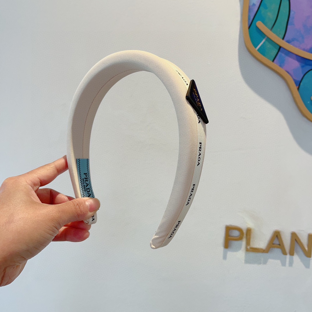 NO:280330,Packaging PRADA (Prada) new inverted triangle style trendy letter headband. A must-have item for temperament goddess, very versatile and fashionable. Wear it full of tallness. Hair accessories, hairpins, prada, prada, hairpins19860909配包装 PRADA（普拉达） 倒三角新款潮流字母发箍.气质女神必备单品,非常百搭,时尚潮流, 戴上它满满的高大上.发饰,发夹,prada,prada,hairpins,accessory