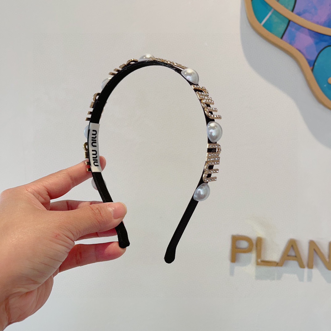 NO:280343,Packaging miumiu, the same elegant and versatile headband of the internet celebrity, the high-end pearl rhinestone headband, all the details are shot!  Handmade special craftsmanship is very textured, classic and versatile and never out of date!  Hair accessories, hairpins, miumiu, hairpins19860909配包装 miumiu 缪缪 网红同款气质百搭发箍,高级感珍珠水钻头箍 细节全部实拍！手工特制工艺 非常显质感、经典百搭而又永不过时！发饰,发夹,miumiu,hairpins,accessory