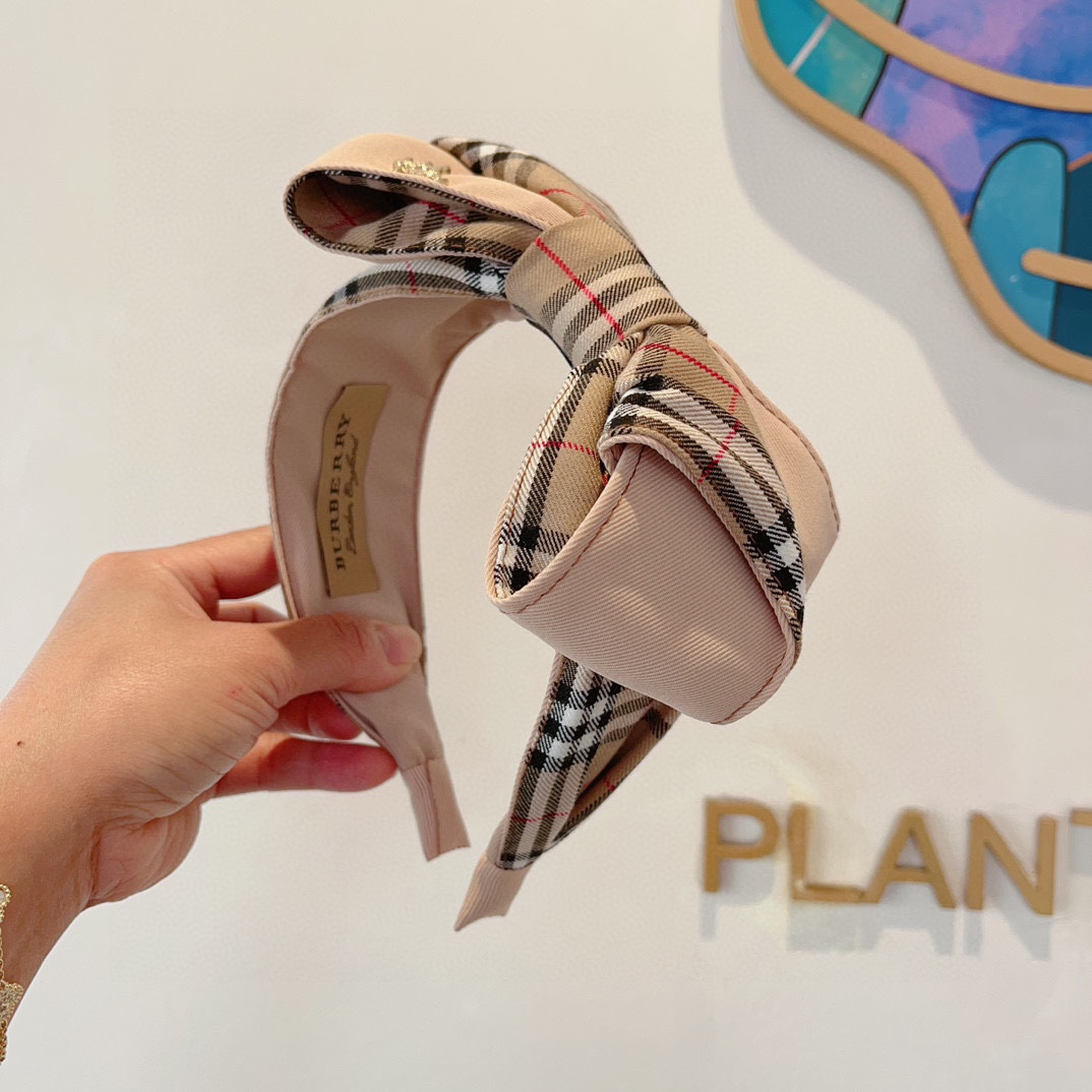NO:280348,Packaging Burberry BURBERRY new high-end bow headband, customer-supplied fabric, all the details are taken!  Very pleasing and versatile, suitable for various occasions!  Hair accessories, hairpins, burberry, burberry, hairpins19860909配包装 巴宝莉BURBERRY 新款高版本蝴蝶结发箍,客供面料 细节全部实拍！非常耐看又百搭、适合各种场合搭配！发饰,发夹,burberry,burberry,hairpins,accessory