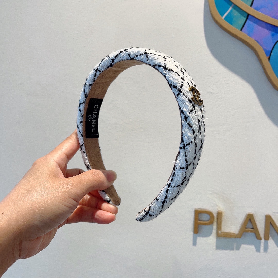 NO:280359,Packaging CHANEL's latest small fragrant headband, new product huge face-showing small headband, popular internet celebrity products, paired with high-end dual C logo, super exquisite, fashionable and versatile!  Hair accessories, hairpins, chanel, chanel, hairpins19860909配包装 CHANEL（香奈儿）最新款小香发箍,新品巨显脸小头箍,网红爆款推荐 搭配高端双Ｃlogo ,超精致时尚百搭！发饰,发夹,chanel,chanel,hairpins,accessory