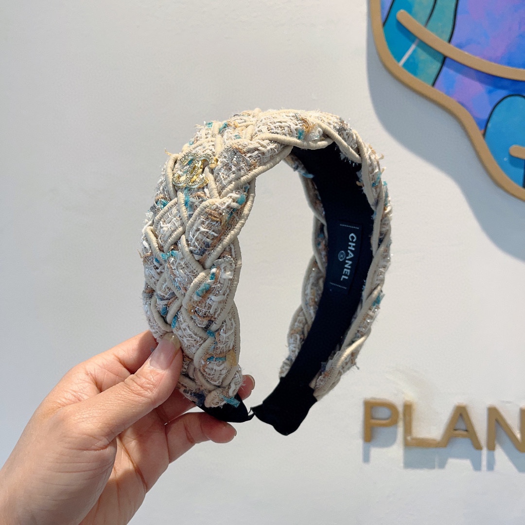 NO:280321,Packaging CHANEL (Chanel) latest model of small fragrance high cranial wide version of headband, retro headband, popular internet celebrity products recommended. It is matched with high-end materials, super exquisite, fashionable and versatile. Hair accessories, hairpins, chanel, chanel, hairpins19860909配包装 CHANEL（香奈儿）最新款小香高颅顶宽版发箍,复古头箍,网红爆款推荐 搭配高端材质,超精致,时尚百搭.发饰,发夹,chanel,chanel,hairpins,accessory