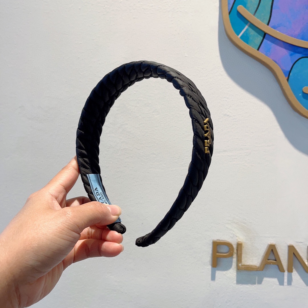 NO:280326,Packaging PRADA (Prada) New trendy letter headband. A must-have item for temperament goddesses, very versatile and fashionable. Wear it full of tallness. Hair accessories, hairpins, prada, prada, hairpins19860909配包装 PRADA（普拉达） 新款潮流字母发箍.气质女神必备单品,非常百搭,时尚潮流, 戴上它满满的高大上.发饰,发夹,prada,prada,hairpins,accessory