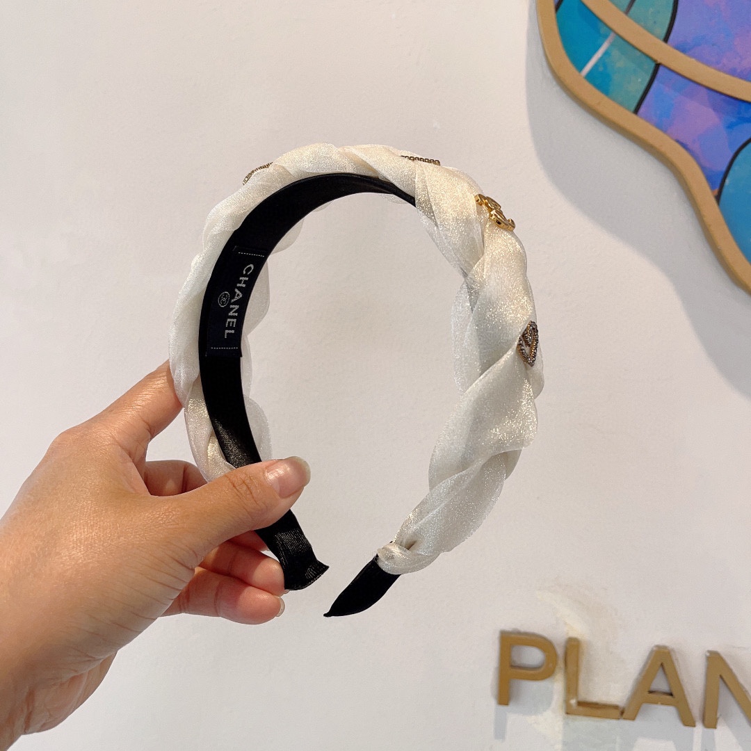 NO:280336,Packaging CHANEL's latest small fragrant headband, new product huge face-showing small headband, popular internet celebrity products, paired with high-end dual C logo, super exquisite, fashionable and versatile!  Hair accessories, hairpins, chanel, chanel, hairpins19860909配包装 CHANEL（香奈儿）最新款小香发箍,新品巨显脸小头箍,网红爆款推荐 搭配高端双Ｃlogo ,超精致时尚百搭！发饰,发夹,chanel,chanel,hairpins,accessory