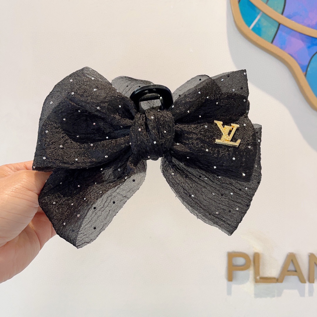 NO:280431,Packaged with LV (Louis Vuitton) new princess headdress bow grab clip, high-end letter simple retro hair clip original single product, simple and versatile, a must-have for trendy women, super high-end!  hair accessories, hairpins, louis vuitton, louis vuitton, hairpins19860909配包装 LV（路易威登）新款公主头饰蝴蝶结抓夹,高级感字母简约复古发夹原单货,简约百搭,潮女必备品,超级的高大上！发饰,发夹,louis vuitton,louis vuitton,hairpins,accessory