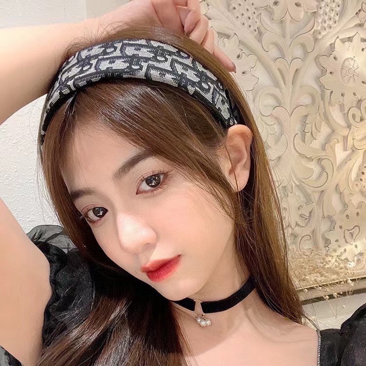 NO:280449,Packaging Dior (Dior) New wide-edge high-quality headband, Internet celebrity hot-spread anti-slip headband, let your charm bloom, the fresh ladylike style makes fashion simpler. Hair accessories, hairpins, dior, dior, hairpins19860909配包装 Dior（迪奥） 新款宽边高级感大牌发箍, 网红爆款带齿防滑老花头箍、让你的魅力绽放 清新淑女范让时尚更简单.发饰,发夹,dior,dior,hairpins,accessory