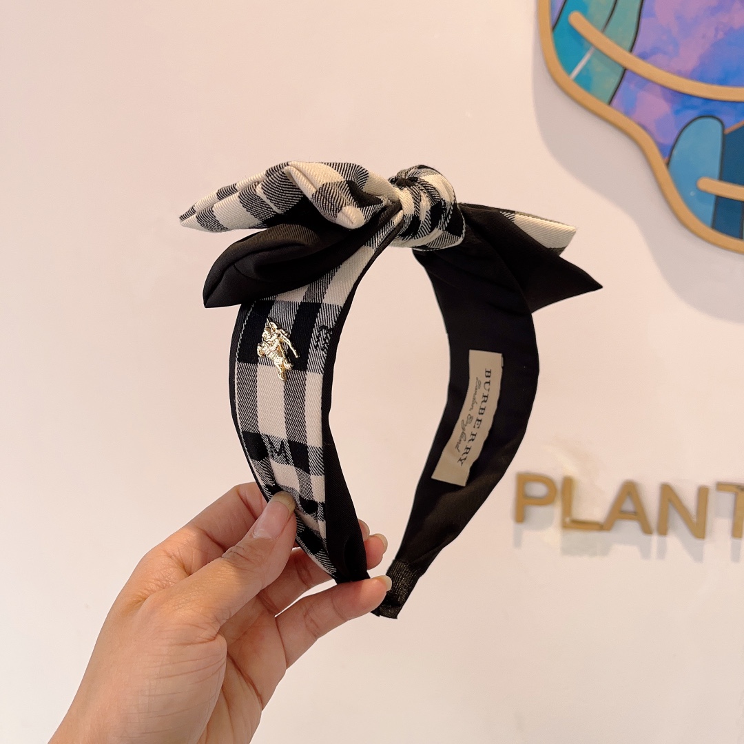 NO:280466,Packaging Burberry BURBERRY new high-end bow headband, customer-supplied fabric, all the details are taken!  Very pleasing and versatile, suitable for various occasions!  Hair accessories, hairpins, burberry, burberry, hairpins19860909配包装 巴宝莉BURBERRY 新款高版本蝴蝶结发箍,客供面料 细节全部实拍！非常耐看又百搭、适合各种场合搭配！发饰,发夹,burberry,burberry,hairpins,accessory
