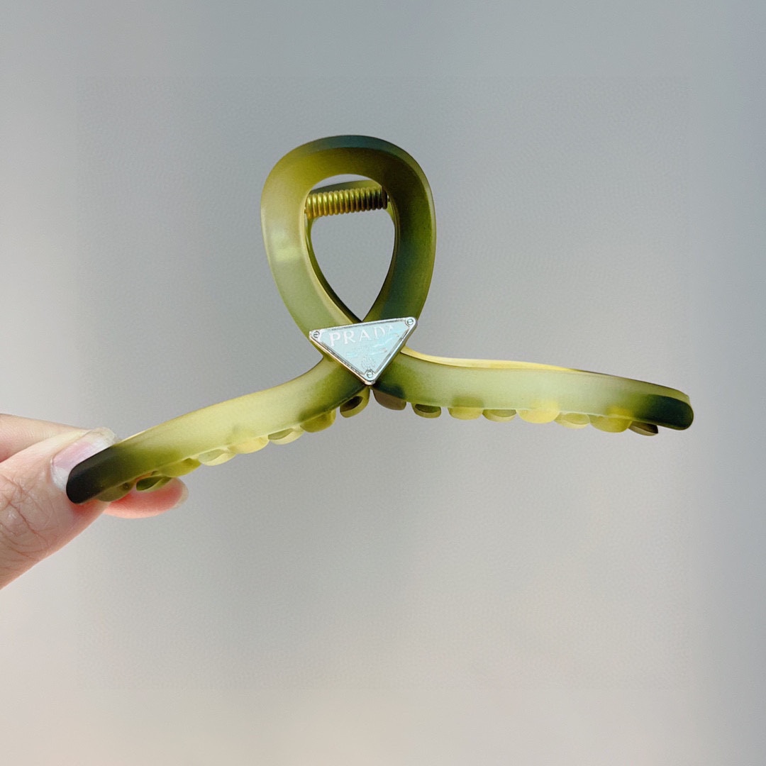 NO:280414,Packaging PRADA Prada Triangle Clip, Pearl Hairpins Original single acrylic material, goddess must-have items, super exquisite! celebrity style. Hair accessories, hairpins, prada, prada, hairpins19860909配包装 PRADA 普拉达三角抓夹,珍珠发夹 原单亚克力材质,女神必备单品,超级精致哦!名媛范儿.发饰,发夹,prada,prada,hairpins,accessory