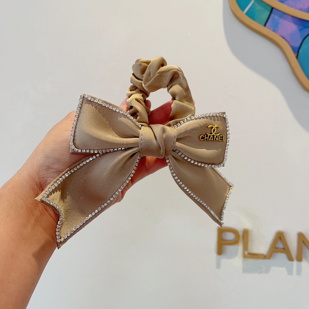 NO:280419,Packaging CHANEL (Chanel) double C internet celebrity popular model with diamond hair ring rubber band, exquisitely comfortable and stress-free, a must-have for styling!  Very fashionable and versatile!  A must-have goddess!  A celebrity style. A must-have hair accessories, hairpins, chanel, chanel, hairpins19860909配包装 CHANEL（香奈儿）双C网红爆款带钻发圈 皮筋,精致佩戴舒适无压力,造型搭配必备！非常时尚百搭！女神必备！名媛范儿.女神必备单品发饰,发夹,chanel,chanel,hairpins,accessory