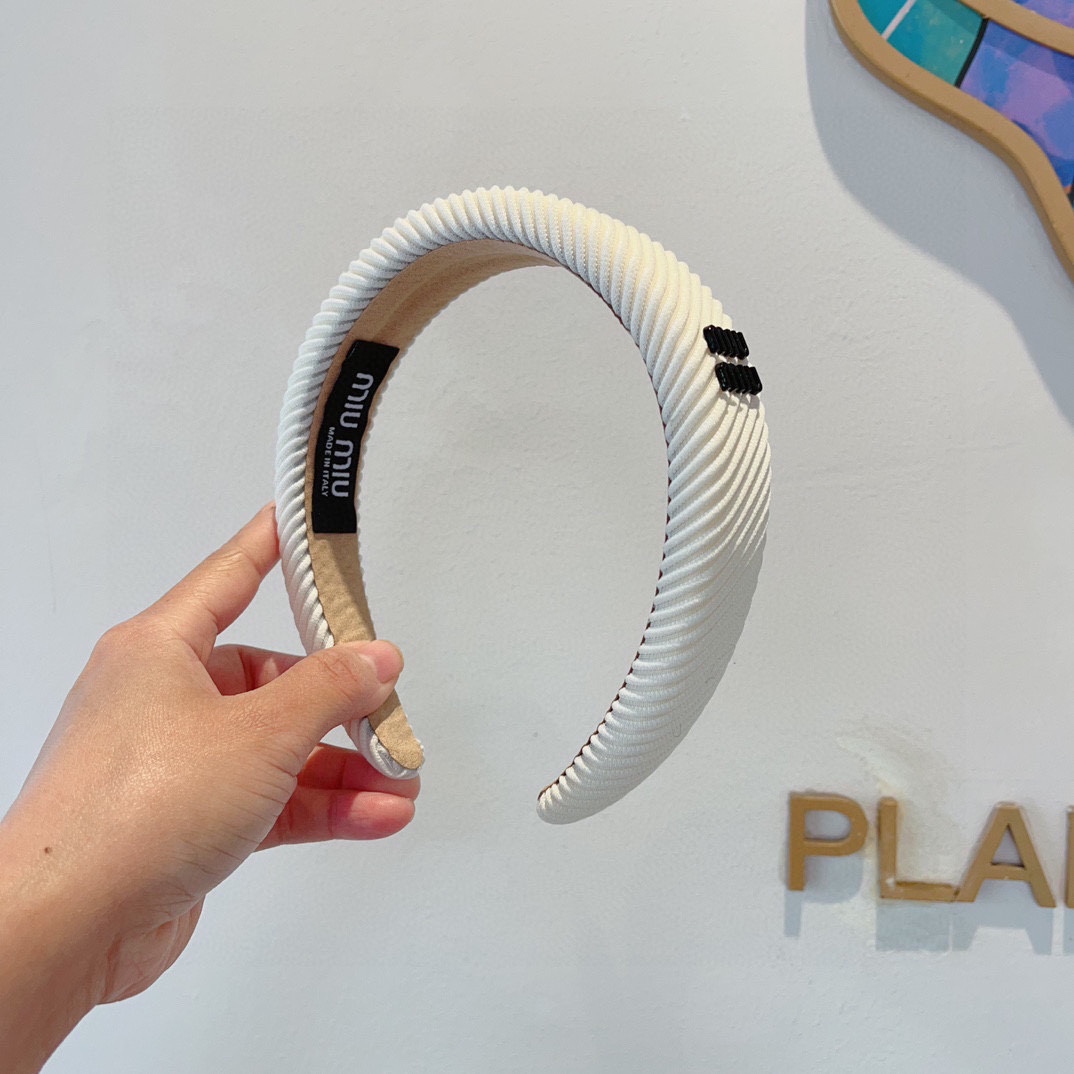 NO:280452,Packaging MIUMIU's new handmade headband, original single product, simple and versatile, a must-have for trendy women, super high-end!  Hair accessories, hairpins, miumiu, hairpins19860909配包装 MIUMIU（缪缪）新款手工制作发箍,原单货,简约百搭,潮女必备品,超级的高大上！发饰,发夹,miumiu,hairpins,accessory