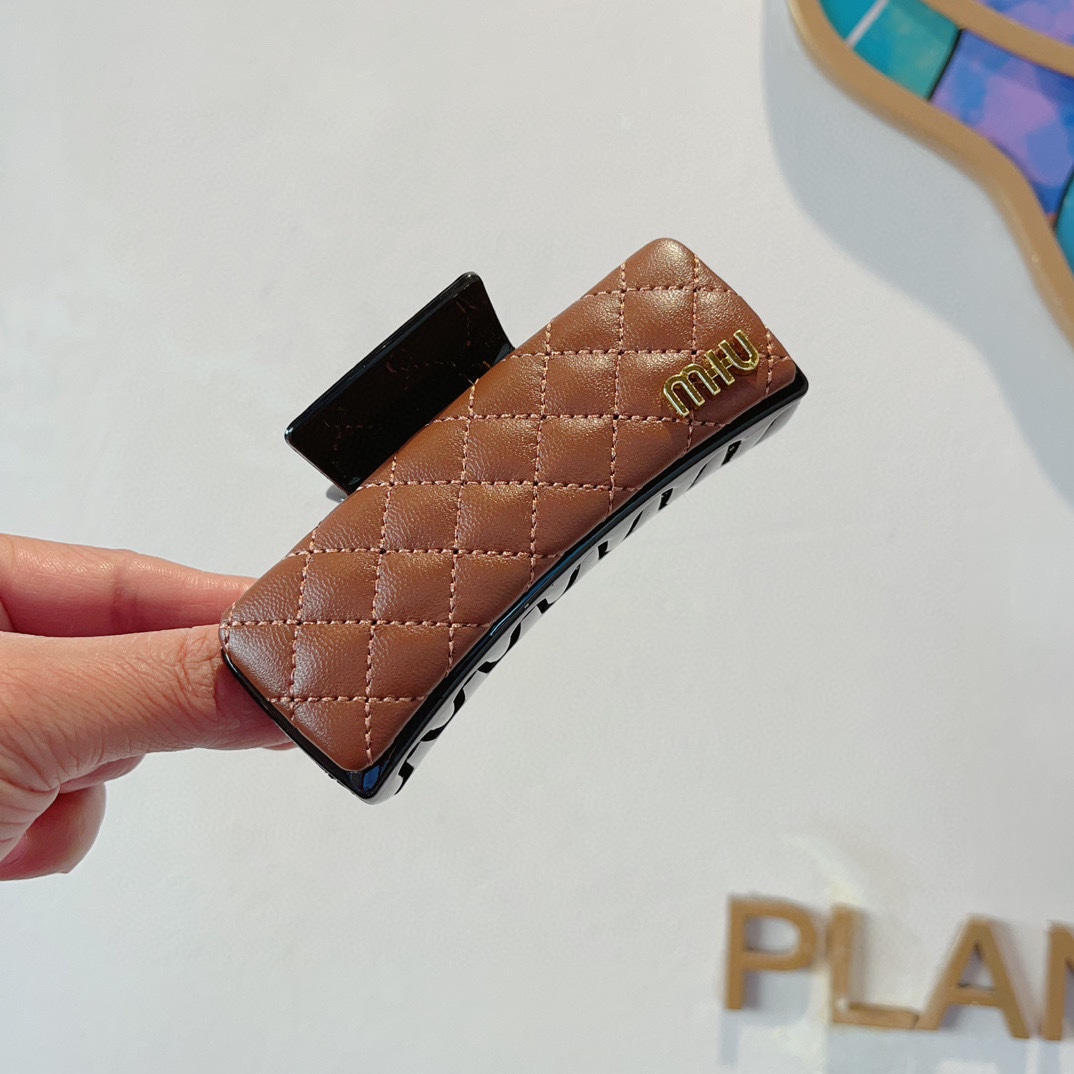 NO:280457,Packaging MIUMIU (Miao Miao) new handmade leather clip, original single hair clip, simple and versatile, a must-have for trendy women, super high-end!  Hair accessories, hairpins, miumiu, hairpins19860909配包装 MIUMIU（缪缪）新款手工皮革抓夹, 发夹原单货,简约百搭,潮女必备品,超级的高大上！发饰,发夹,miumiu,hairpins,accessory