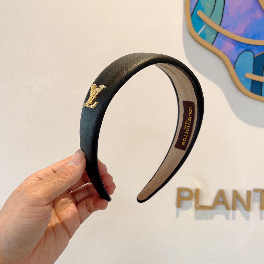 NO:280734,Packaging LV Louis Vuitton is popular with new Korean style sheepskin headbands, fashionable headbands, the latest internet celebrity style is coming to be fashionable and versatile, and goddess must enter!  hair accessories, hairpins, louis vuitton, louis vuitton, sheepskin, hairpins19860909配包装 LV 路易威登 火爆新款韩版羊皮发箍,时尚头箍,网红最新款来袭时尚百搭,女神必入！发饰,发夹,louis vuitton,louis vuitton,sheepskin,hairpins,accessory