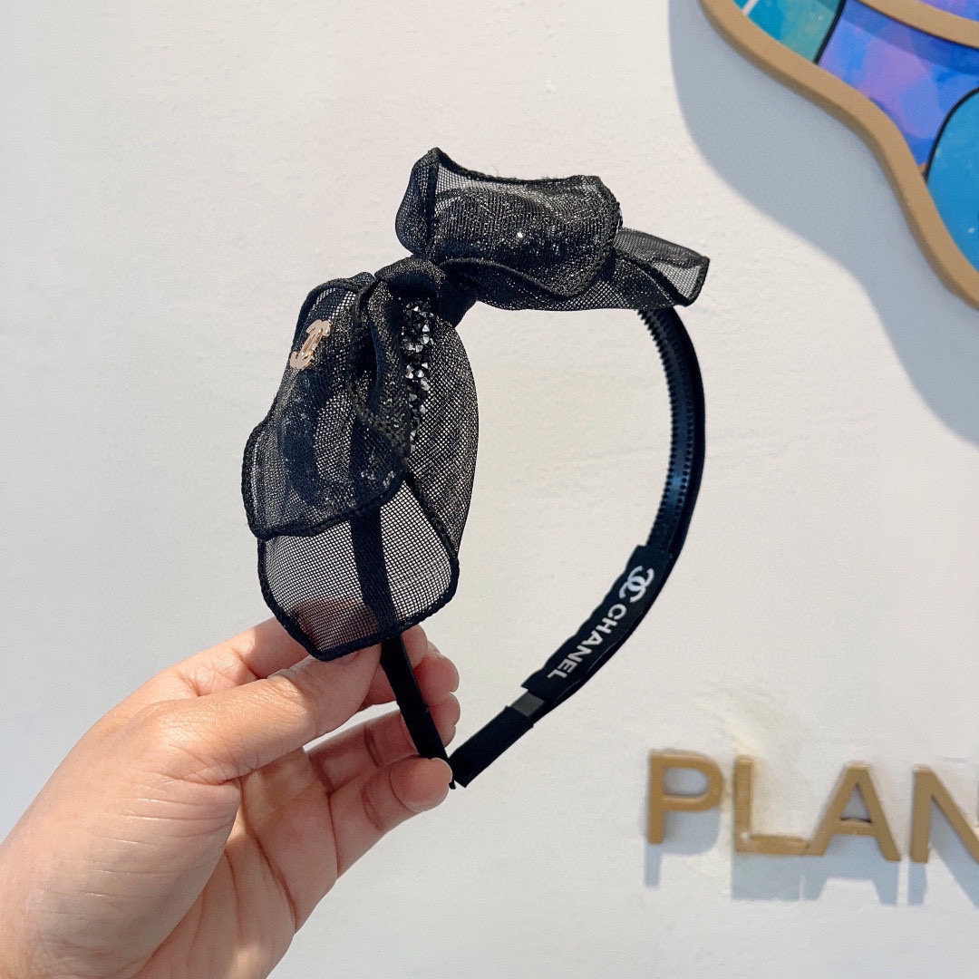 NO:280747,Packaging CHANEL (Chanel) latest Ougenya beveled small fragrant headband, new product huge face-showing small headband, popular internet celebrity products recommended, high-end dual C logo, super exquisite, fashionable and versatile!  Hair accessories, hairpins, chanel, chanel, hairpins19860909配包装 CHANEL（香奈儿）最新款欧根纱斜角小香发箍,新品巨显脸小头箍,网红爆款推荐 搭配高端双Ｃlogo ,超精致时尚百搭！发饰,发夹,chanel,chanel,hairpins,accessory