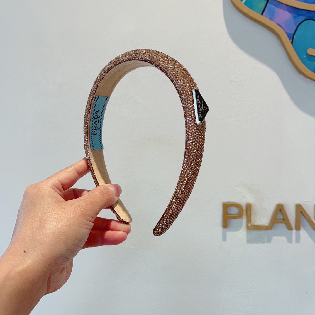 NO:280752,Packaging PRADA (Prada) New European and American trendy color sticker hairband, same style as celebrities, goddess must-have items, very versatile, fashionable and trendy, wear it full of tallness. Hair accessories, hairpins, prada, prada, hairpins19860909配包装 PRADA（普拉达） 欧美新款潮流色彩贴钻发箍,明星同款 女神必备单品,非常百搭,时尚潮流, 戴上它满满的高大上.发饰,发夹,prada,prada,hairpins,accessory