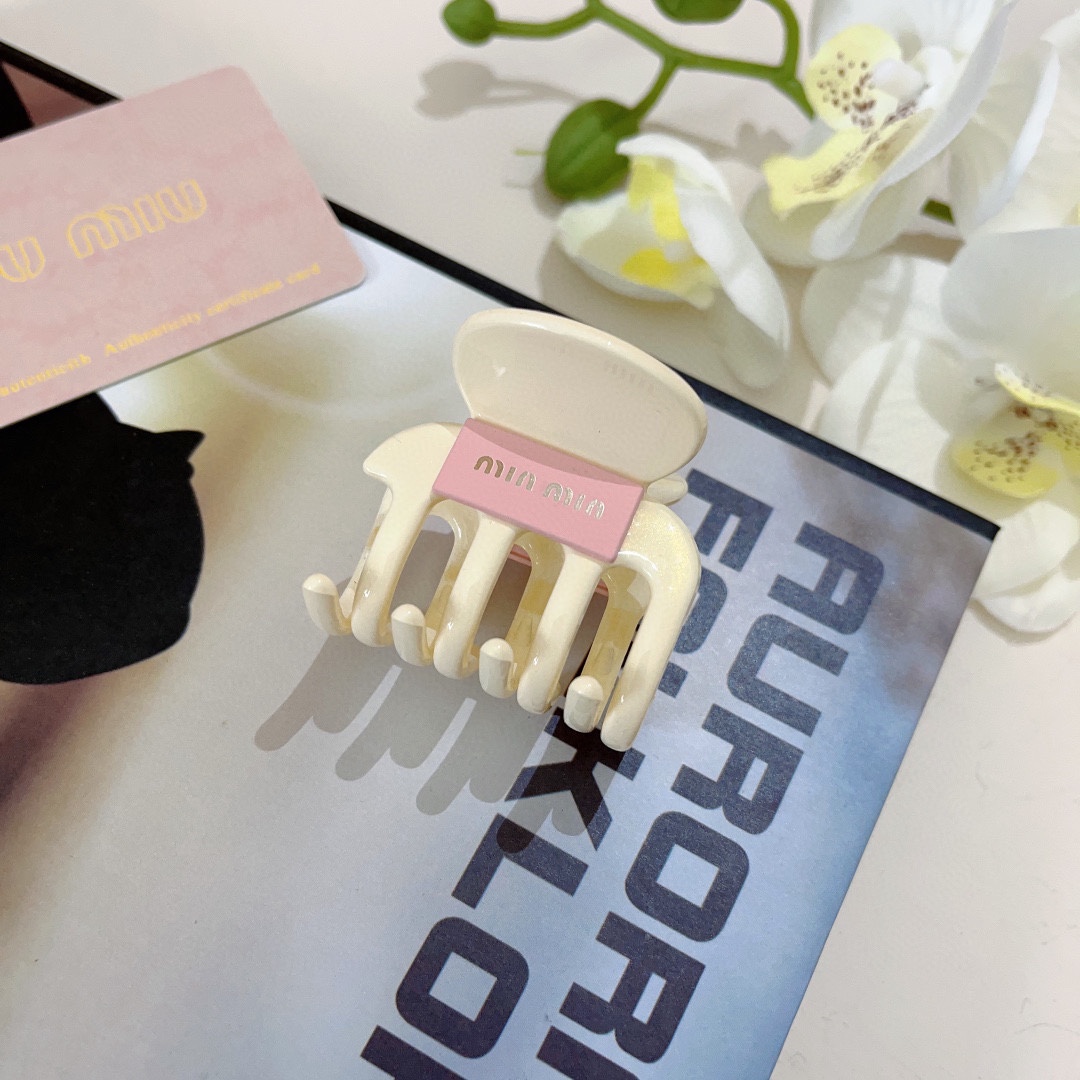 NO:280737,Packaging (single) MIUMIU (Miao Miu) new high-end summer colored hair clips, acrylic original single product, simple and versatile, super high-end!  Hair accessories, hairpins, miumiu, hairpins19860909配包装（单个） MIUMIU（缪缪）新款高级感夏季彩色盘发抓夹 、亚克力原单货,简约百搭,超级的高大上！发饰,发夹,miumiu,hairpins,accessory