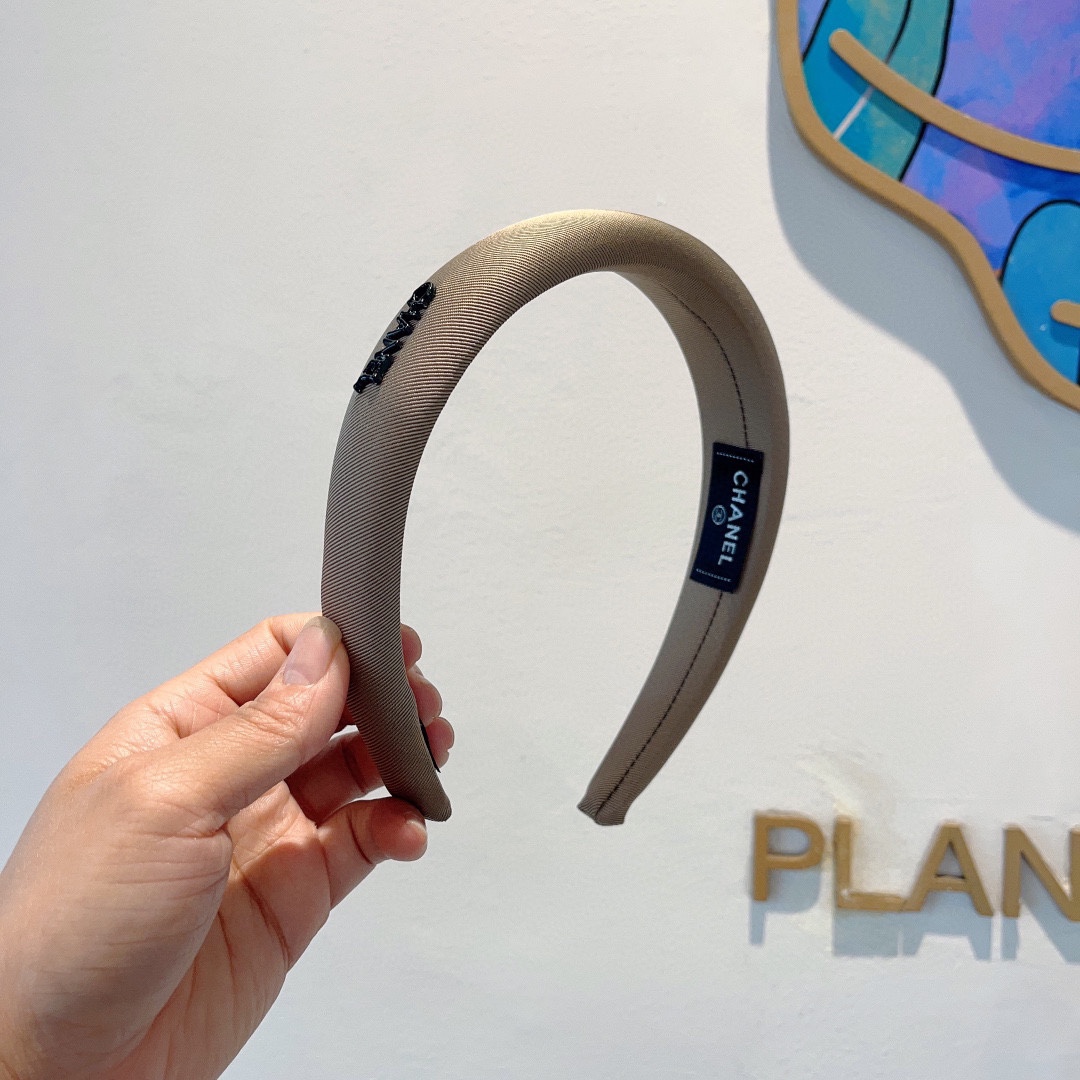 NO:280704,Packaging CHANEL's latest small fragrant headband, new product huge face-showing small headband, popular internet celebrity products, paired with high-end dual C logo, super exquisite, fashionable and versatile!  Hair accessories, hairpins, chanel, chanel, hairpins19860909配包装 CHANEL（香奈儿）最新款小香发箍,新品巨显脸小头箍,网红爆款推荐 搭配高端双Ｃlogo ,超精致时尚百搭！发饰,发夹,chanel,chanel,hairpins,accessory