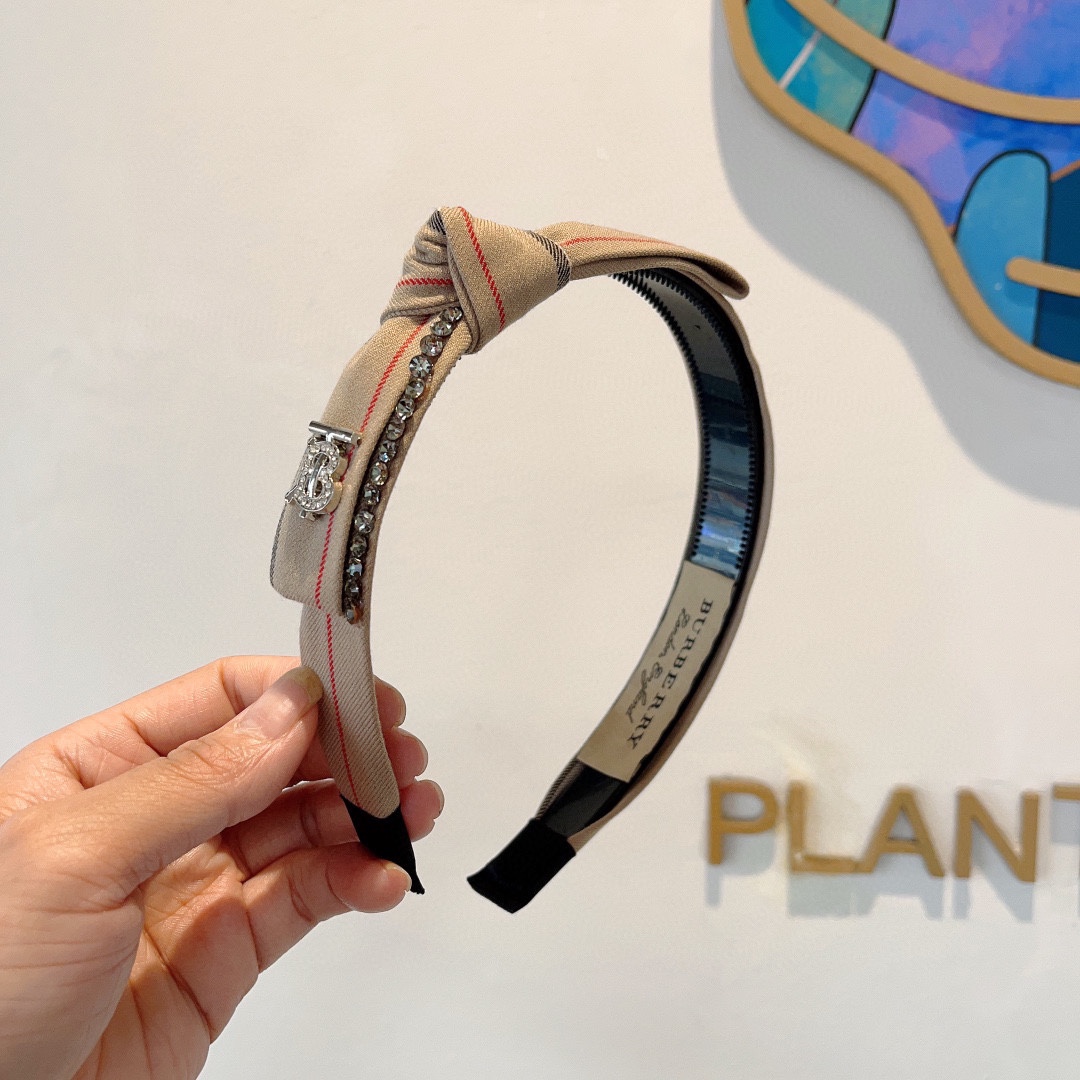 NO:280710,Packaging Burberry BURBERRY new high-end bow headband, customer-supplied fabric, all the details are taken!  Very pleasing and versatile, suitable for various occasions!  Hair accessories, hairpins, burberry, burberry, hairpins19860909配包装 巴宝莉BURBERRY 新款高版本蝴蝶结发箍,客供面料 细节全部实拍！非常耐看又百搭、适合各种场合搭配！发饰,发夹,burberry,burberry,hairpins,accessory