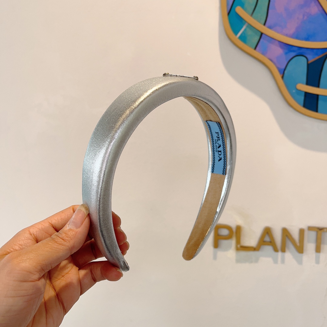 NO:280719,Packaging PRADA (Prada) New trendy inverted triangle letter headband. A must-have single headband for temperament goddesses, very versatile and fashionable. Wear it full of tallness. Hair accessories, hairpins, prada, prada, hairpins19860909配包装 PRADA（普拉达） 新款潮流倒三角字母发箍.气质女神必备单品头箍,非常百搭,时尚潮流, 戴上它满满的高大上.发饰,发夹,prada,prada,hairpins,accessory