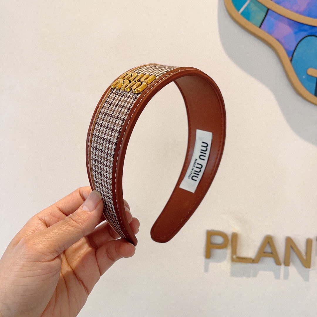 NO:281070,Packaging miumiu high-end brand letter houndstooth custom headband, all the details are shot!  The new age-reducing headband and special fabric are very fashionable and versatile!  Hair accessories, hairpins, miumiu, hairpins19860909配包装 miumiu 缪缪 高版本大牌字母千鸟格定制发箍,细节全部实拍！减龄新款头箍、特制面料非常时尚百搭！发饰,发夹,miumiu,hairpins,accessory