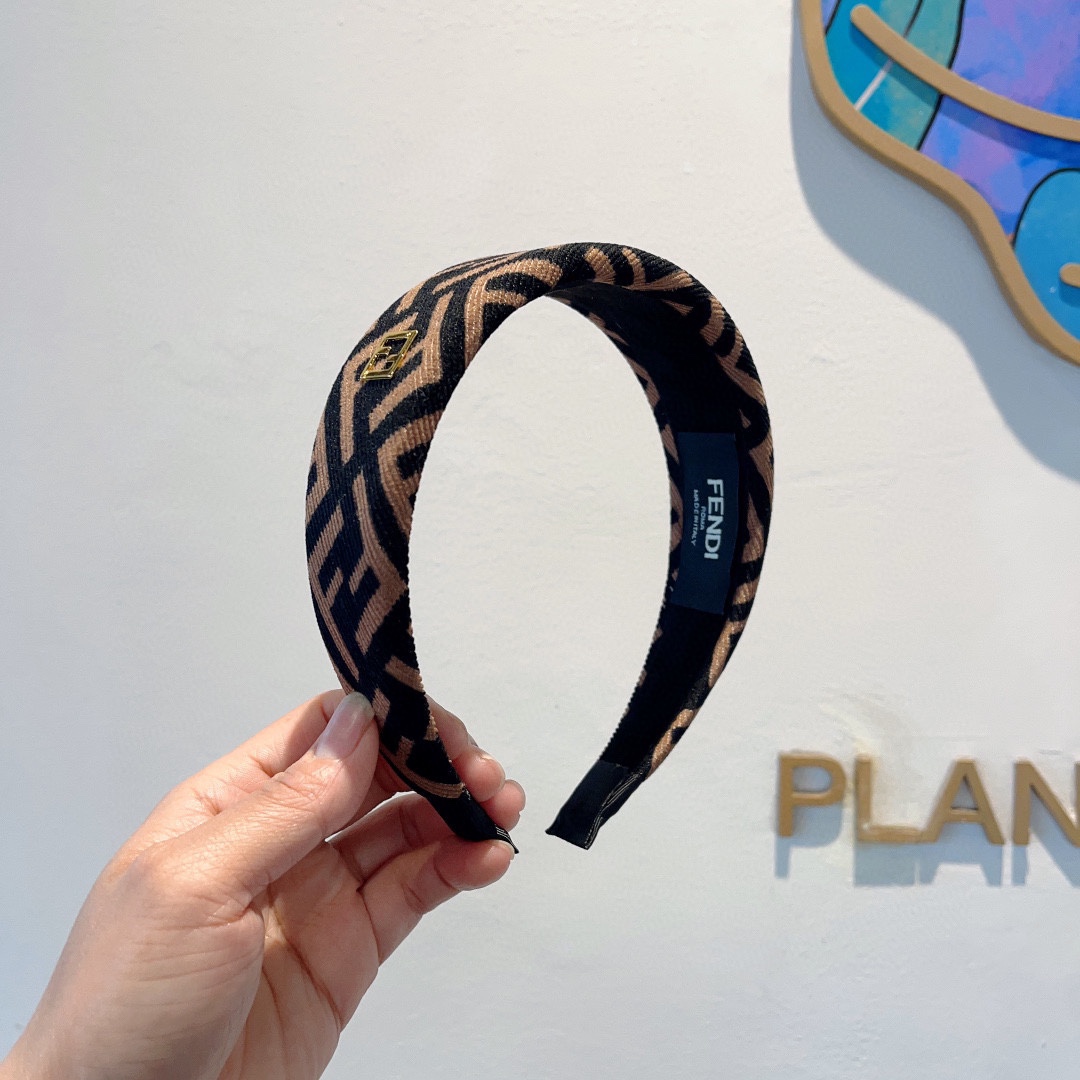 NO:281076,Packaging FENDI Popular new headband, wide version original single product, simple and versatile, trendy women's essentials, super high-end!  Hair accessories, hairpins, fendi, fendi, hairpins19860909配包装 FENDI 芬迪 火爆新款发箍,宽版原单货, 简约百搭,潮女必备品,超级的高大上！发饰,发夹,fendi,fendi,hairpins,accessory