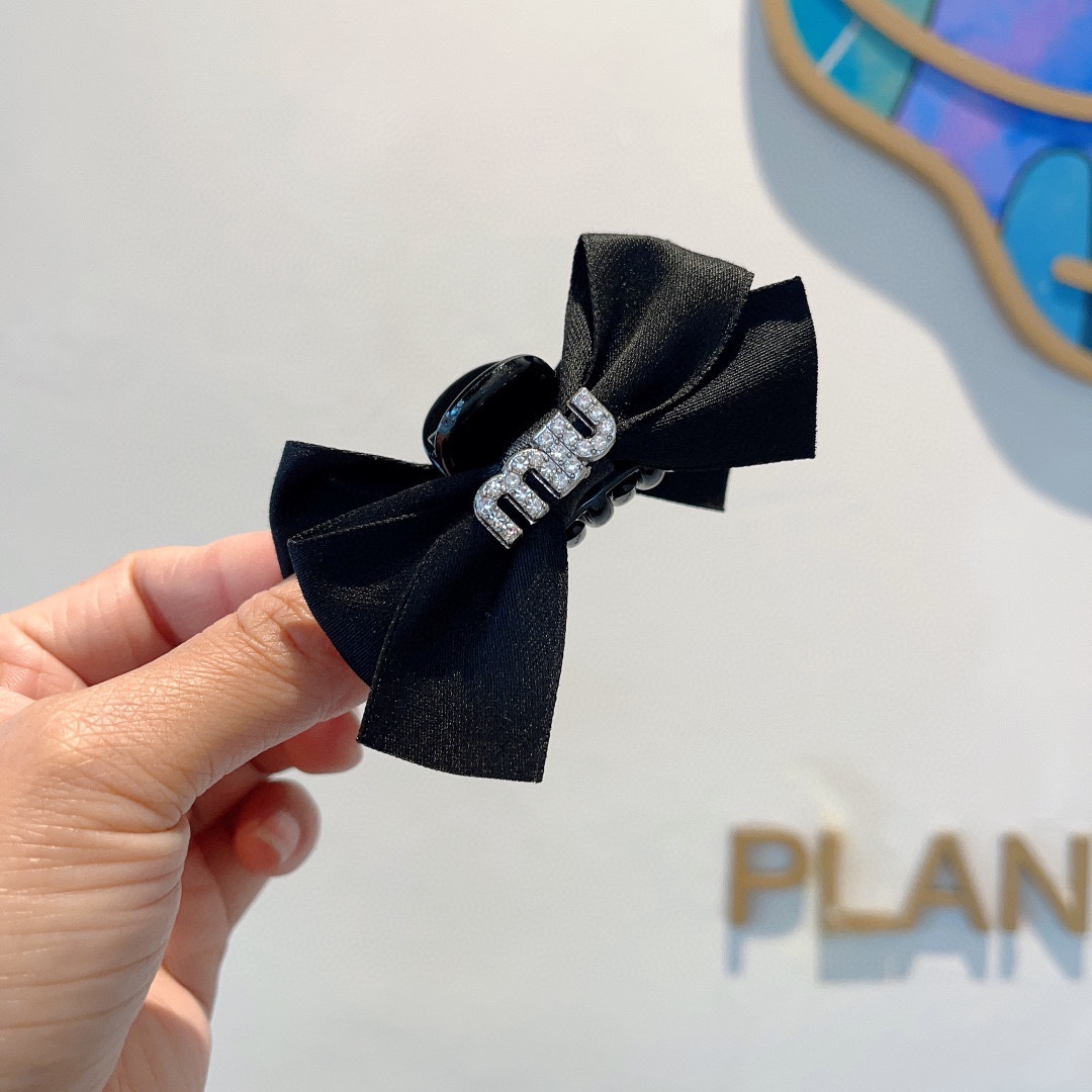NO:281056,Packaging miumiu (Miao Miu) New European and American trendy letter clips, same style as celebrities, goddess must-have items, very versatile, fashionable hairpins, wear it full of tallness. Hair accessories, hairpins, miumiu, hairpins19860909配包装 miumiu（缪缪） 欧美新款潮流字母抓夹,明星同款 女神必备单品,非常百搭,时尚发夹, 戴上它满满的高大上.发饰,发夹,miumiu,hairpins,accessory