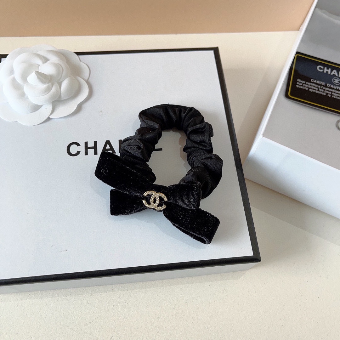 NO:281065,Packaging CHANEL Chanel new letter double C water rhinestone flocking hair ring bow colon ring, high-end Korean version of small fragrance rubber band, classic pattern design, high-end and atmospheric, celebrity style, hair accessories, hairpins, chanel, chanel, hairpins19860909配包装 CHANEL 香奈儿 新款字母双C水钻植绒发圈 蝴蝶结肠圈,高档韩版小香风皮筋,经典花型设计, 高端大气,名媛范儿,发饰,发夹,chanel,chanel,hairpins,accessory