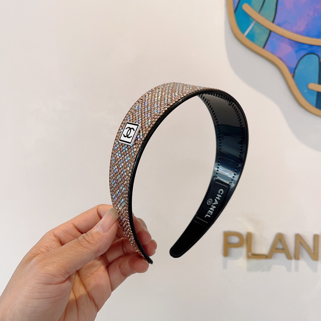 NO:281080,Packaging CHANEL (Chanel) latest full-diamond small fragrant headband, fragrant nipple headband, retro headband, popular internet celebrity products super exquisite, fashionable and versatile!  Hair accessories, hairpins, chanel, chanel, hairpins19860909配包装 CHANEL（香奈儿）最新款全钻小香发箍,香奶奶头箍,复古头箍,网红爆款推荐 超精致,时尚百搭！发饰,发夹,chanel,chanel,hairpins,accessory