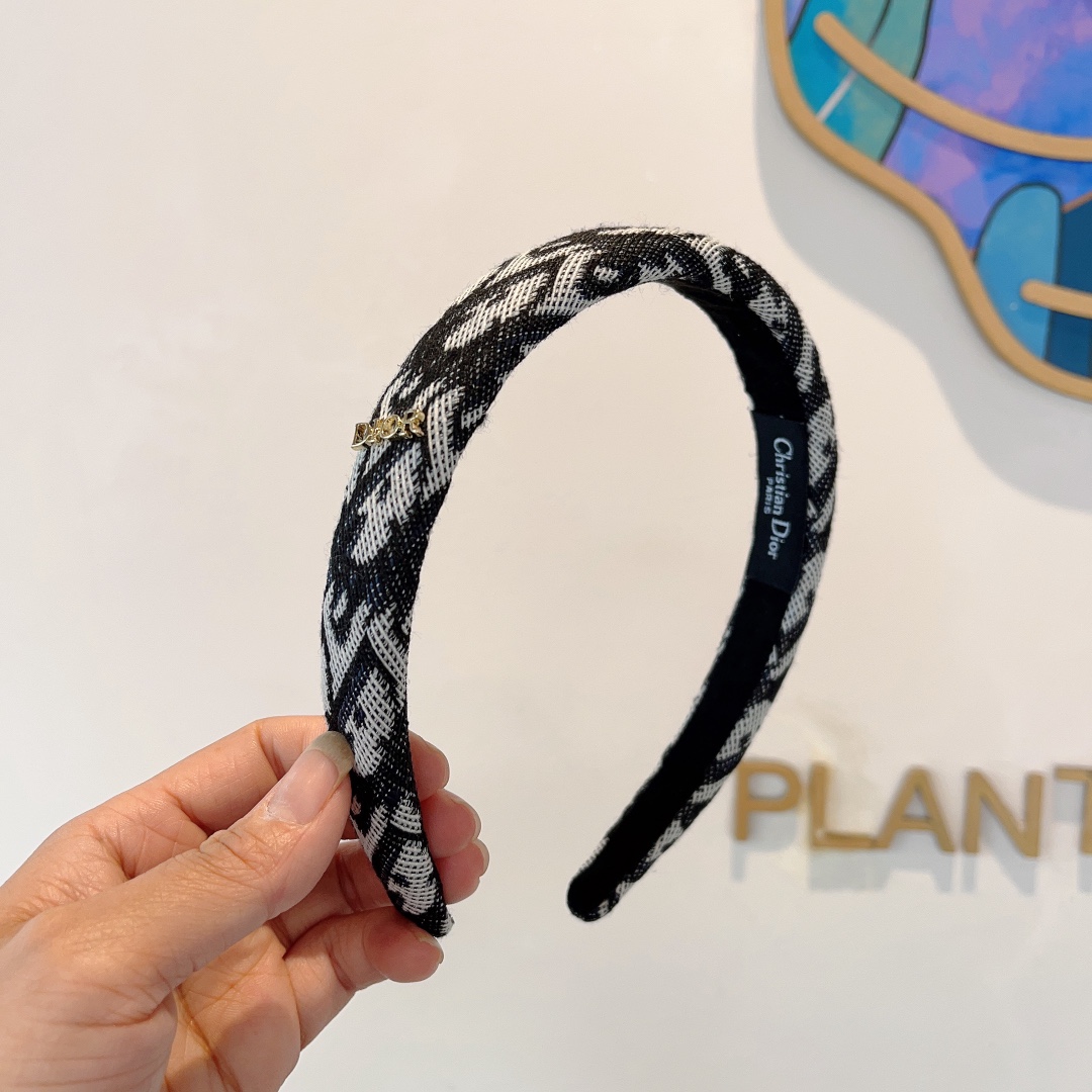NO:281083,Packaging Dior (Dior) Popular new D letter narrow version headband, counter quality headband, let your charm bloom, the fresh ladylike style makes fashion simpler. Hair accessories, hairpins, dior, dior, hairpins19860909配包装 Dior（迪奥） 火爆新款D字母窄版发箍,专柜品质头箍 让你的魅力绽放 清新淑女范让时尚更简单.发饰,发夹,dior,dior,hairpins,accessory