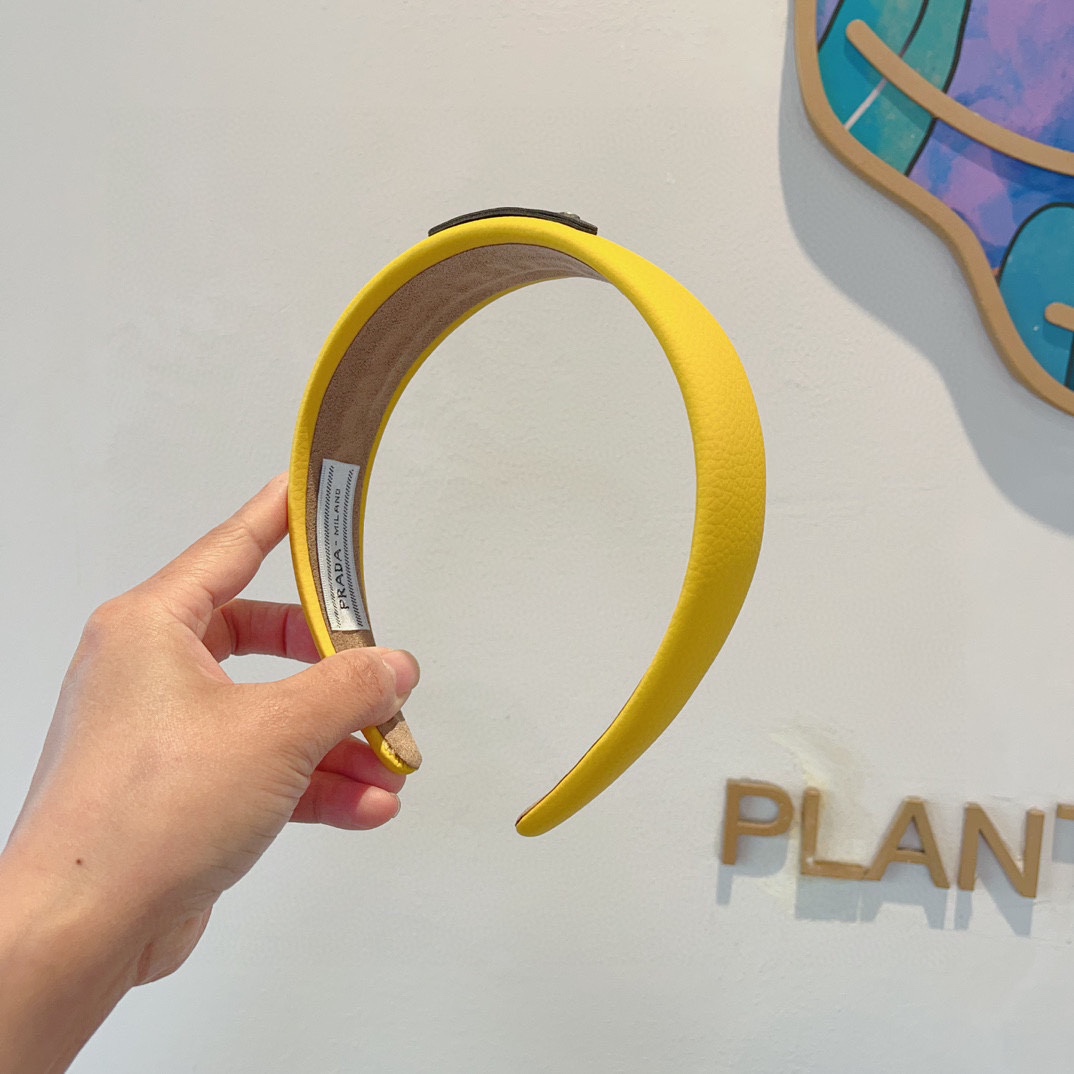 NO:281091,Packaging PRADA (Prada) new inverted triangle trendy hairband. A must-have item for temperament goddess, very versatile and fashionable. Wear it full of tallness. Hair accessories, hairpins, prada, prada, hairpins19860909配包装 PRADA（普拉达） 倒三角新款潮流发箍.气质女神必备单品,非常百搭,时尚潮流, 戴上它满满的高大上.发饰,发夹,prada,prada,hairpins,accessory