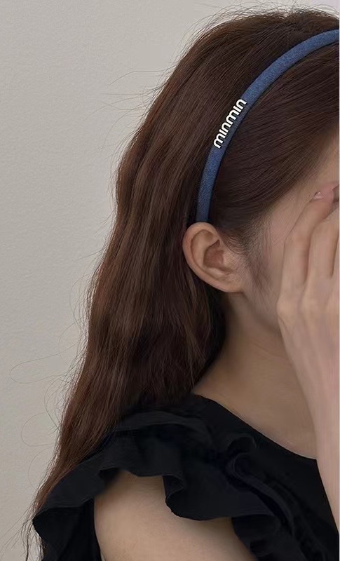NO:280807,Packaging MIUMIU's new handmade narrow version denim headband, original single product, simple and versatile, a must-have for trendy women, super high-end!  Hair accessories, hairpins, miumiu, hairpins19860909配包装 MIUMIU（缪缪）新款手工制作窄版牛仔发箍,原单货,简约百搭,潮女必备品,超级的高大上！发饰,发夹,miumiu,hairpins,accessory