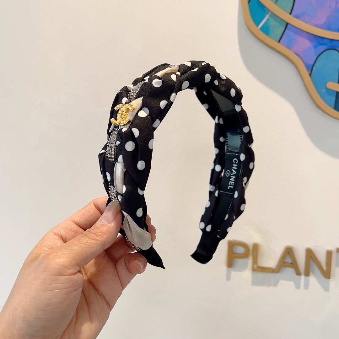 NO:280832,Packaging CHANEL's latest small fragrant headband, new product huge face-showing small headband, popular internet celebrity products, paired with high-end dual C logo, super exquisite, fashionable and versatile!  Hair accessories, hairpins, chanel, chanel, hairpins19860909配包装 CHANEL（香奈儿）最新款小香发箍,新品巨显脸小头箍,网红爆款推荐 搭配高端双Ｃlogo ,超精致时尚百搭！发饰,发夹,chanel,chanel,hairpins,accessory
