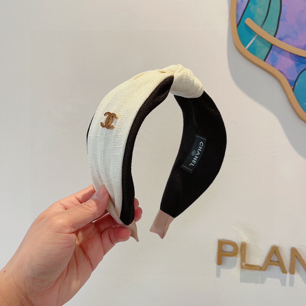 NO:281060,Packaging CHANEL (Chanel) latest small fragrance wide-edged headband, retro headband, popular internet celebrity products recommended. It is matched with high-end materials, super exquisite, fashionable and versatile. Hair accessories, hairpins, chanel, chanel, hairpins19860909配包装 CHANEL（香奈儿）最新款小香宽边发箍,复古头箍,网红爆款推荐 搭配高端材质,超精致,时尚百搭.发饰,发夹,chanel,chanel,hairpins,accessory