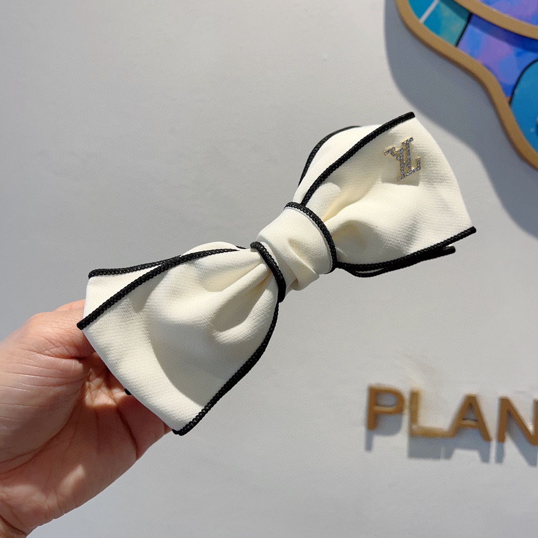 NO:281075,Packaged with LV (Louis Vuitton) star-like bow hair clip, slingshot clip, internet celebrity recommended style, classic bow headdress, super versatile!  Recommended by knocking on the blackboard, letting you become a big brand instantly!  hair accessories, hairpins, louis vuitton, louis vuitton, hairpins19860909配包装 LV（路易威登）明星同款蝴蝶结发夹 弹弓夹 网红推荐款 经典蝴蝶结头饰,超级百搭哦！敲黑板推荐,让你秒变大牌范儿！发饰,发夹,louis vuitton,louis vuitton,hairpins,accessory