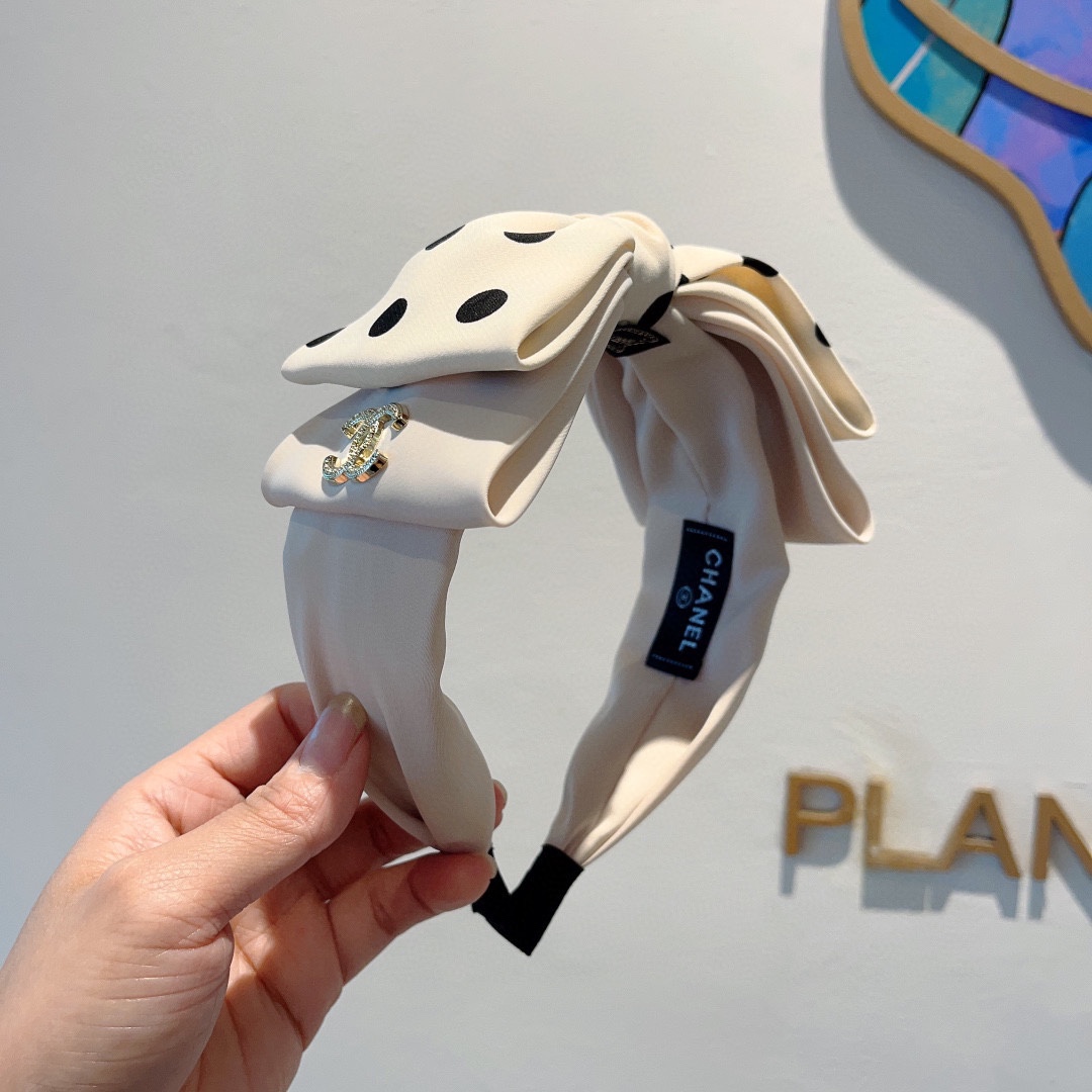 NO:281078,Packaging CHANEL (Chanel) new polka dot small fragrance big bow headband, retro headband, popular internet celebrity products recommended. It is matched with high-end materials, super exquisite, fashionable and versatile. Hair accessories, hairpins, chanel, chanel, hairpins19860909配包装 CHANEL（香奈儿）新款波点小香大蝴蝶结发箍,复古头箍,网红爆款推荐 搭配高端材质,超精致,时尚百搭.发饰,发夹,chanel,chanel,hairpins,accessory