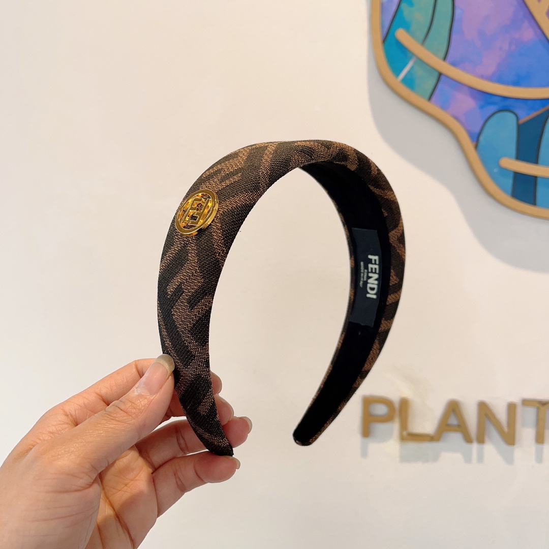 NO:281055,Packaging FENDI Popular new headband, wide version original single product, simple and versatile, trendy women's essentials, super high-end!  Hair accessories, hairpins, fendi, fendi, hairpins19860909配包装 FENDI 芬迪 火爆新款发箍,宽版原单货, 简约百搭,潮女必备品,超级的高大上！发饰,发夹,fendi,fendi,hairpins,accessory