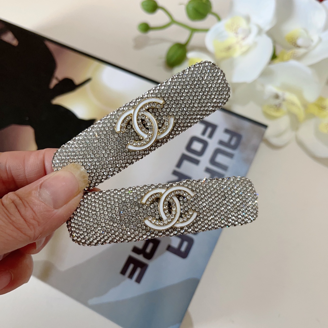 NO:281058,Packaging (one pair) CHANEL (Chanel) New rhinestone side clip Temperament hair clip BB clip, classic letter logo clip bang clip hair accessories, high-end Japanese and Korean fantasy girl simple and versatile style!  Hair accessories, hairpins, chanel, chanel, hairpins19860909配包装（一对） CHANEL（香奈儿） 新款水钻侧边夹 气质发夹BB夹、经典字母logo边夹刘海夹发饰, 高级感日韩幻彩少女简约百搭款！发饰,发夹,chanel,chanel,hairpins,accessory